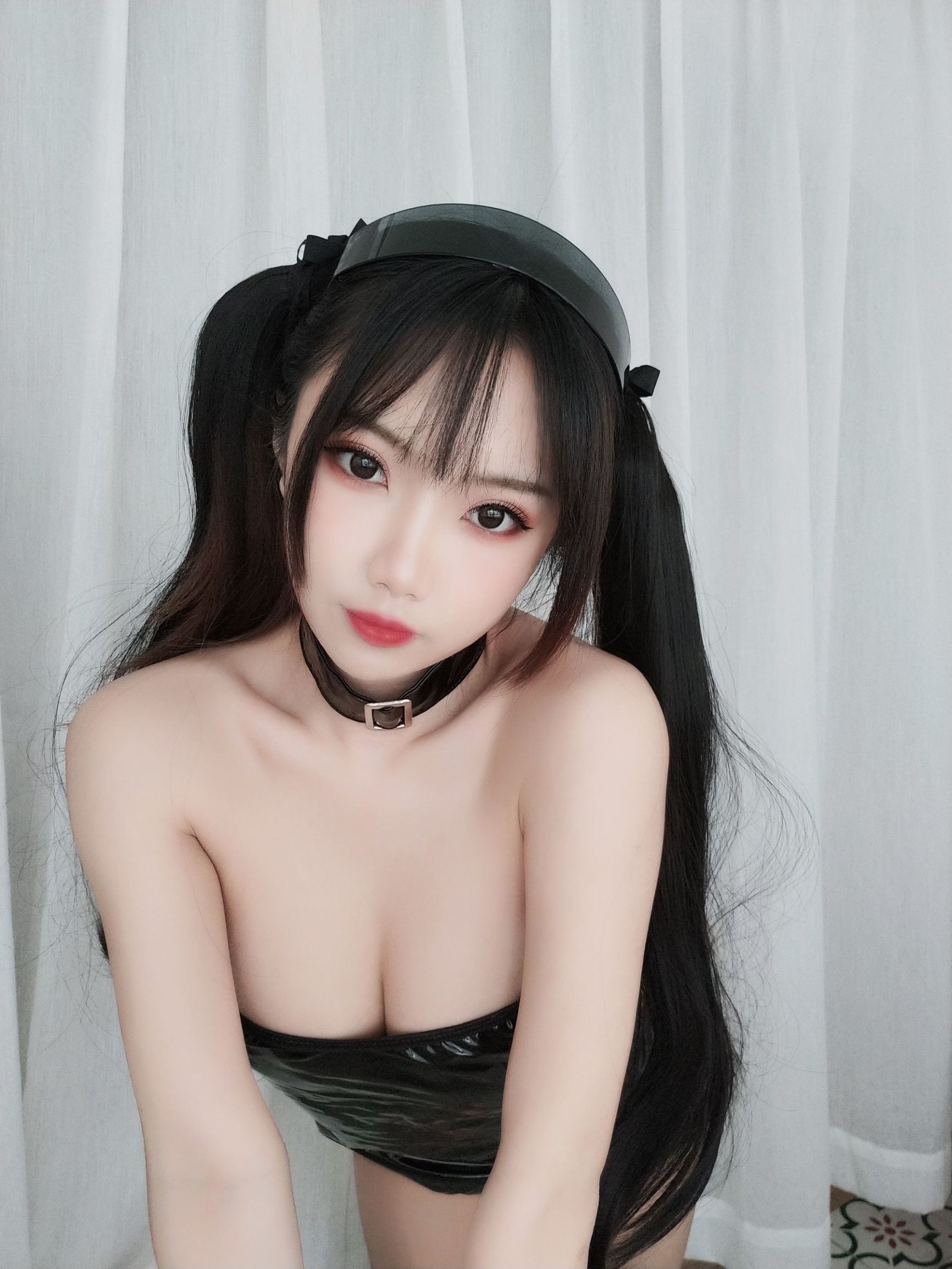 Internet Celebrity Coser] Fair-skinned Beautiful Young Girl - Ghost Animal Yao - Latex Clothing