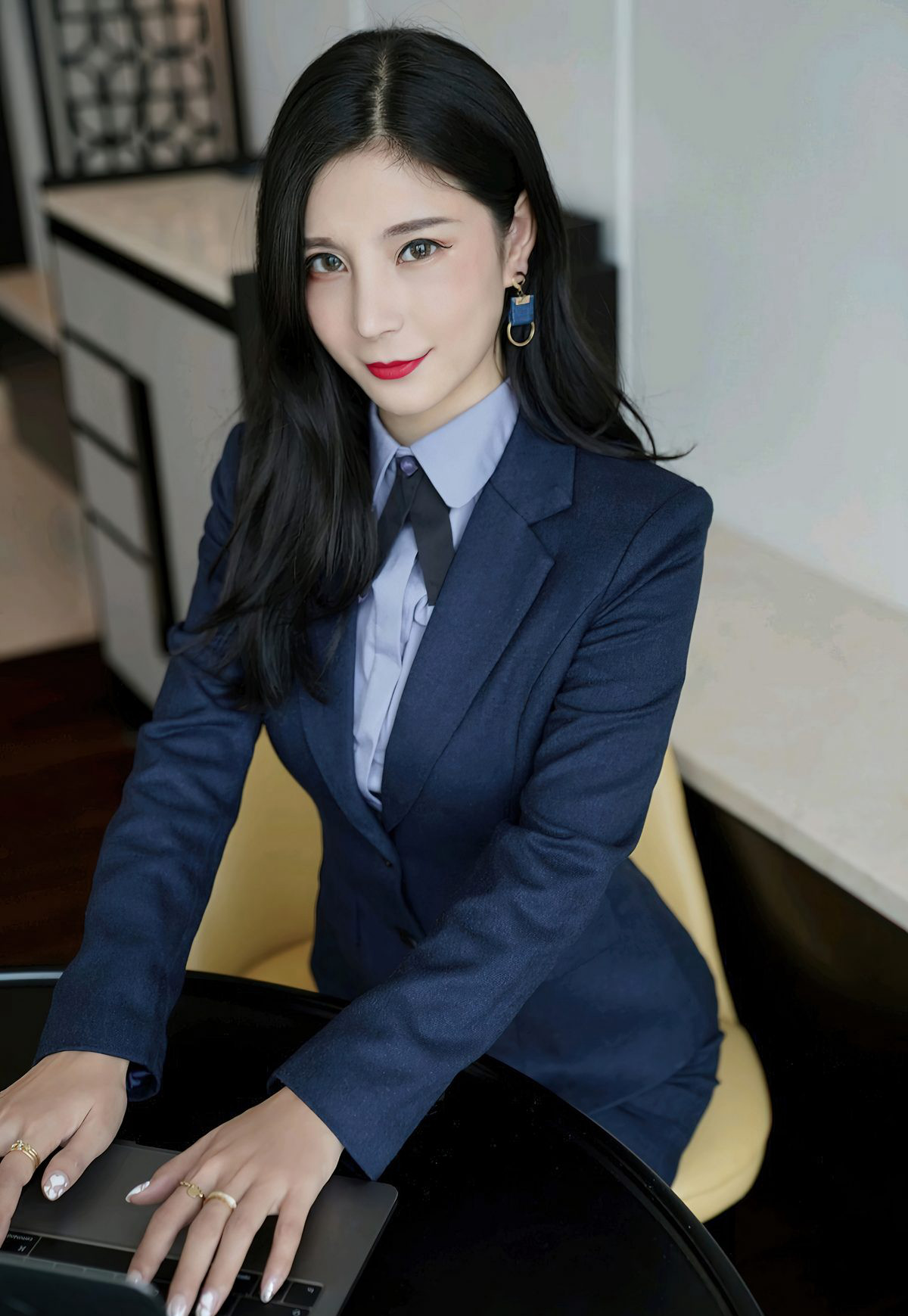 小蛮妖の肉色ストッキングを脱ぐ高跟靴制服の誘惑2021 愛の美女たちへ 皆さん新年おめでとう！
