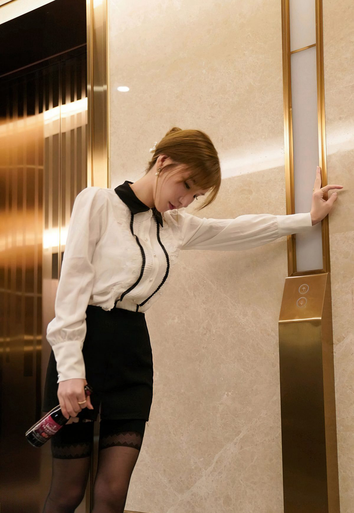 Zhou Yuxi 2021 Premium Strap Black Silk Sexy Secretary Seduction High-End Hotel Perfect Pose