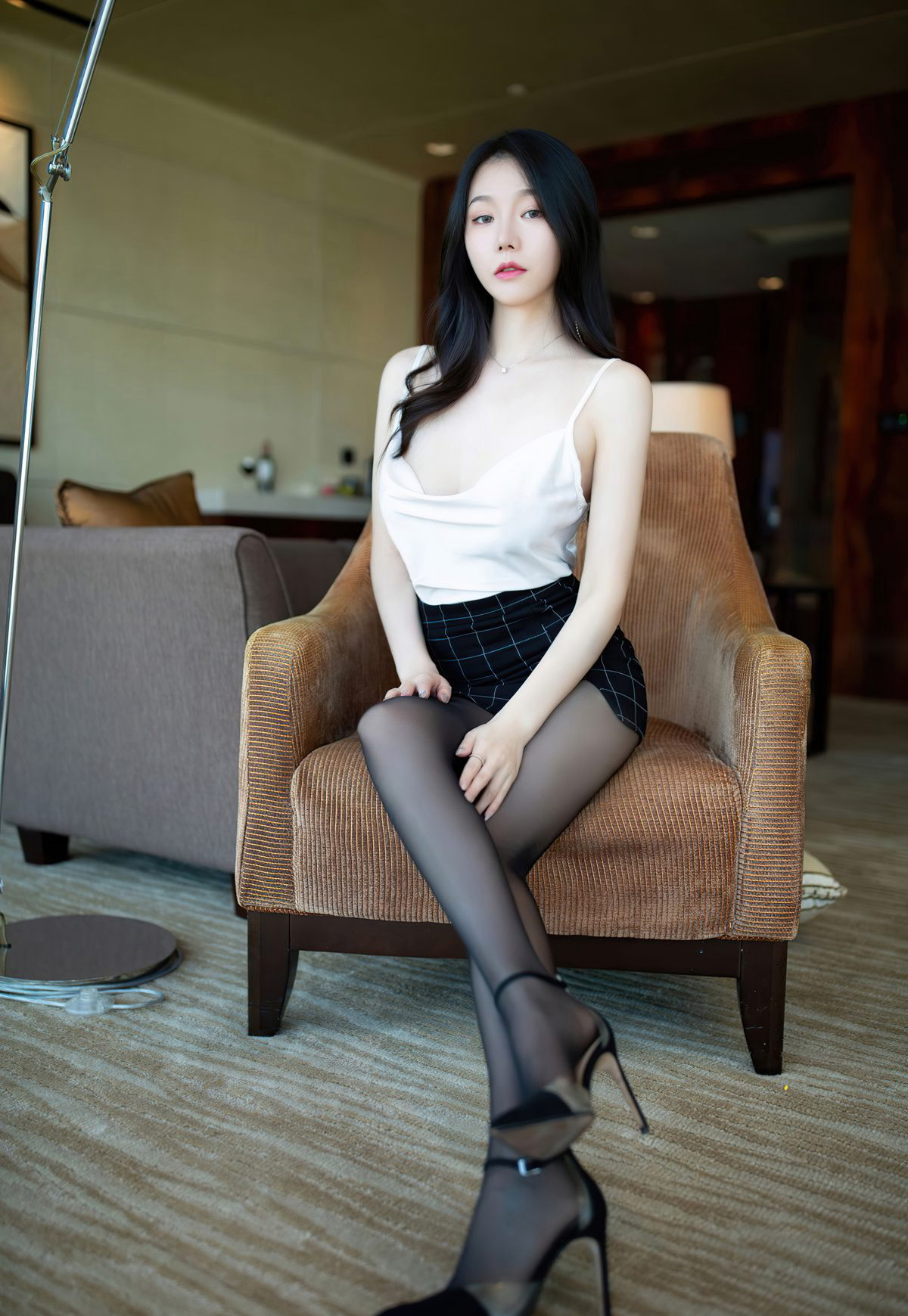 An Ran Maleah, phụ nữ trẻ đẹp da trắng mịn mặc tất đen quyến rũ với tư thế cong mông dâm đãng đang vào.
