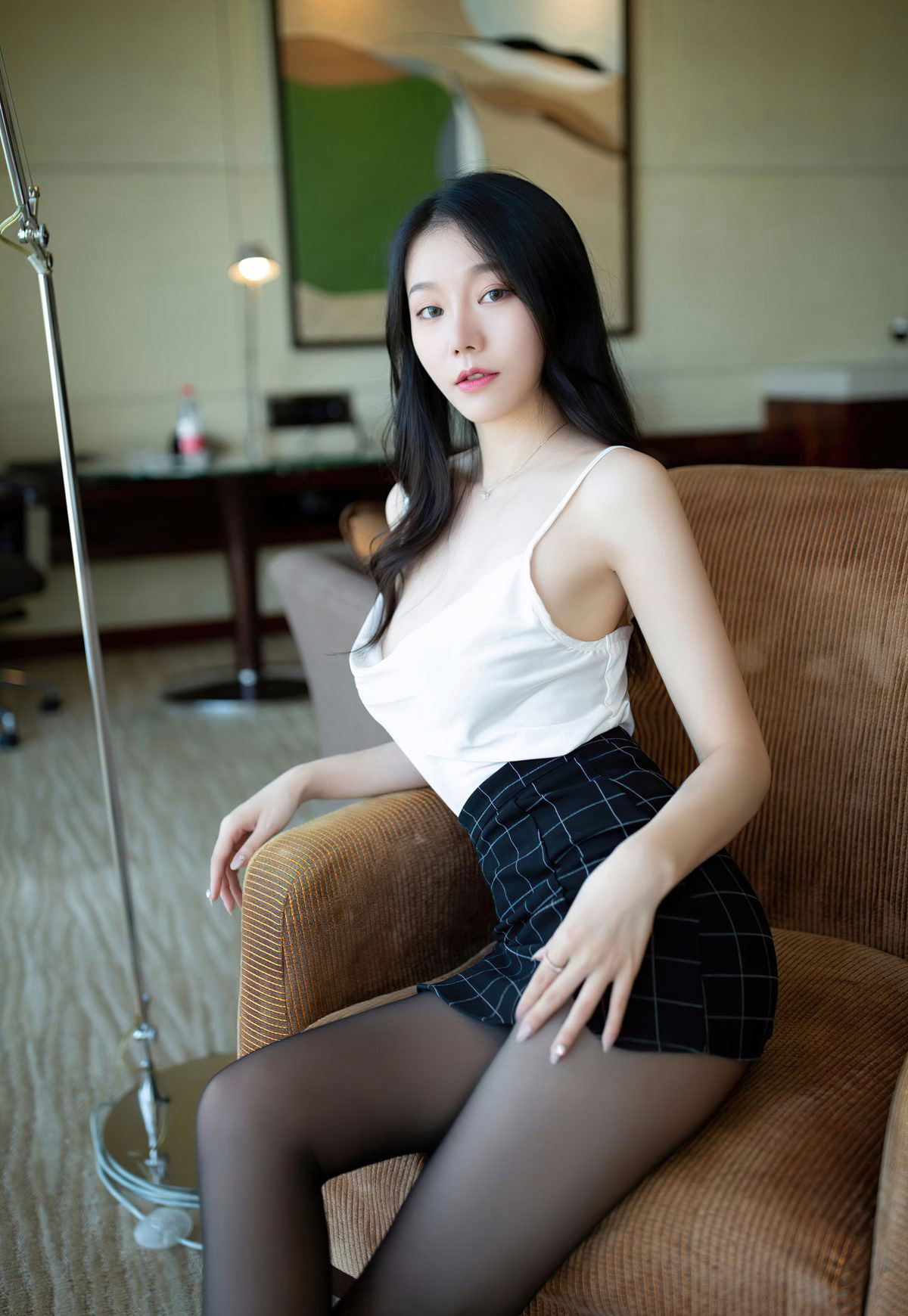 An Ran Maleah, phụ nữ trẻ đẹp da trắng mịn mặc tất đen quyến rũ với tư thế cong mông dâm đãng đang vào.