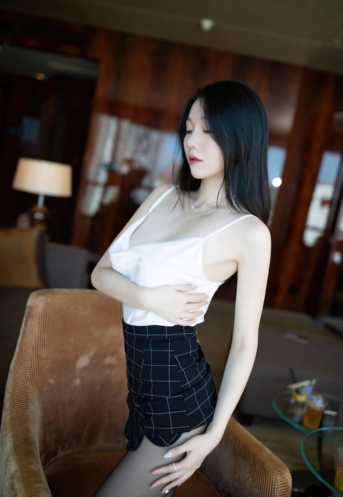 An Ran Maleah, phụ nữ trẻ đẹp da trắng mịn mặc tất đen quyến rũ với tư thế cong mông dâm đãng đang vào.