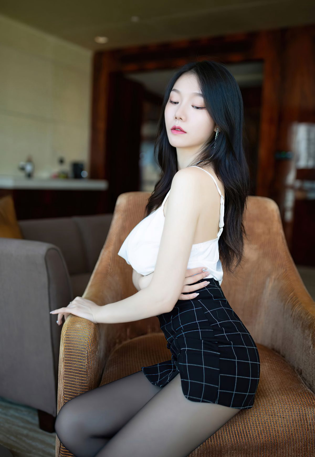 An Ran Maleah, phụ nữ trẻ đẹp da trắng mịn mặc tất đen quyến rũ với tư thế cong mông dâm đãng đang vào.