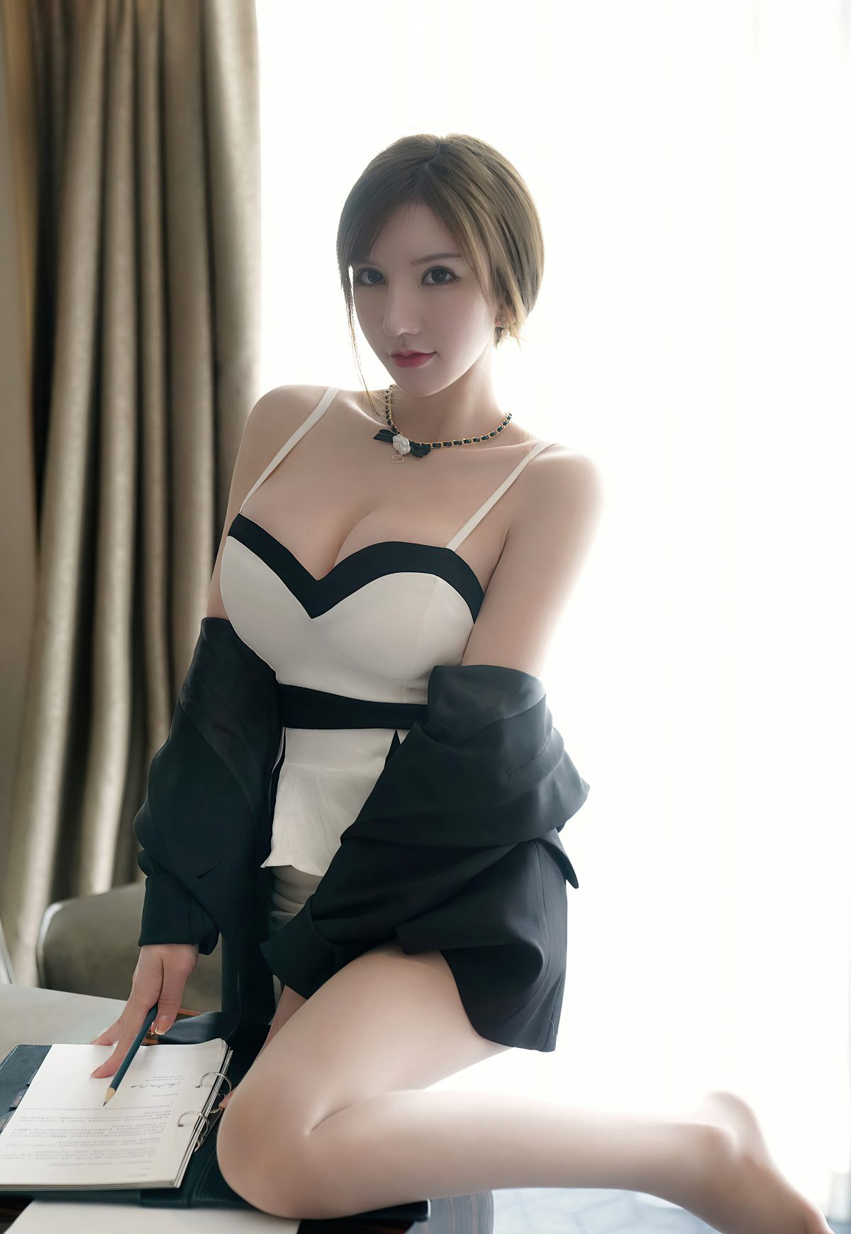 Zhou Yu Xi Sandy 2021 sexy stockings beautiful feet beautiful legs uniform secretary seductive pose enter