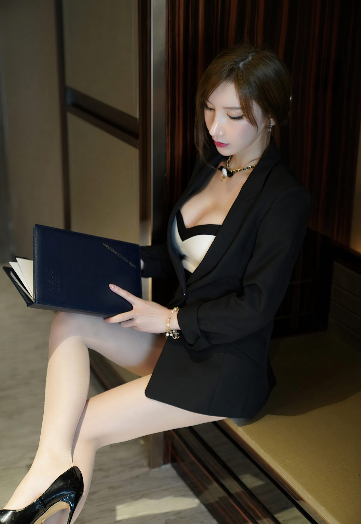 周于希 Sandy 2021 セクシーなストッキングの美しい足と美脚の制服秘書の誘惑ポーズ進入