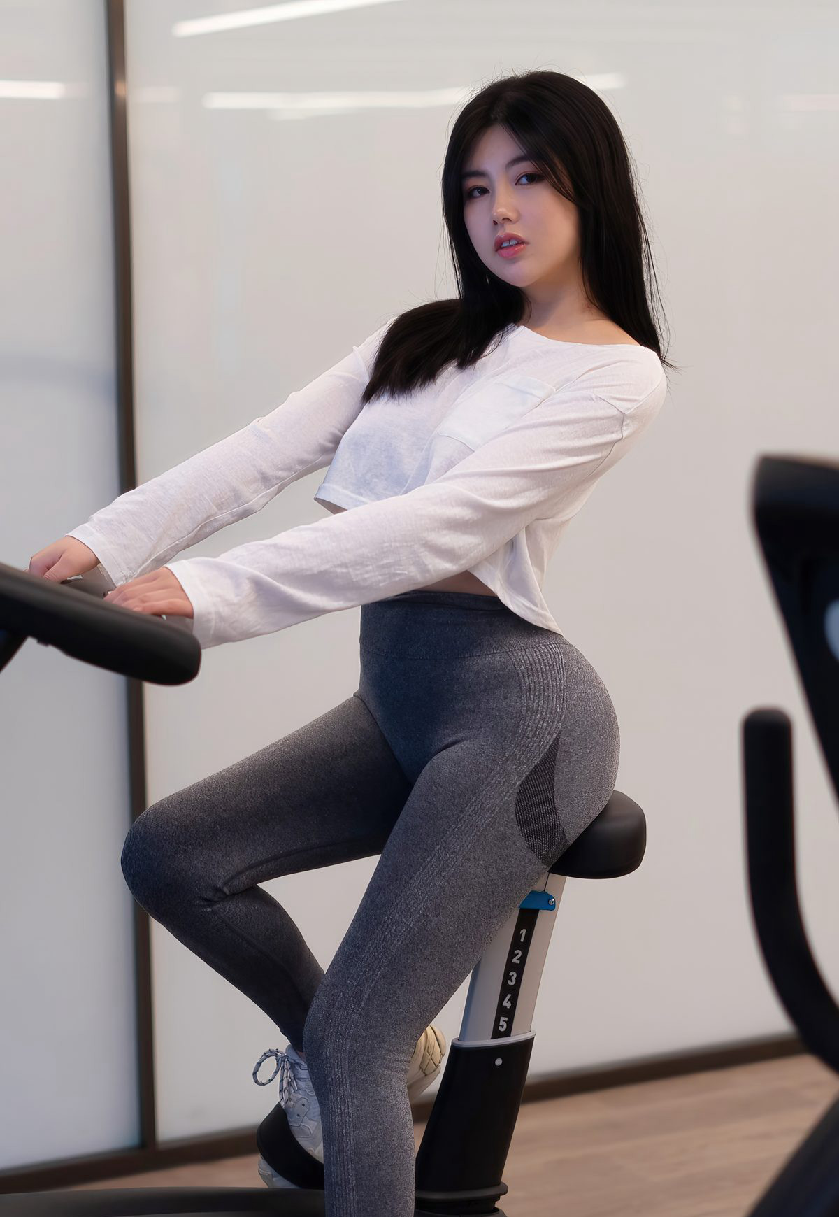 娜露極品健身美少婦性感緊身瑜伽褲誘惑完美大圓臀