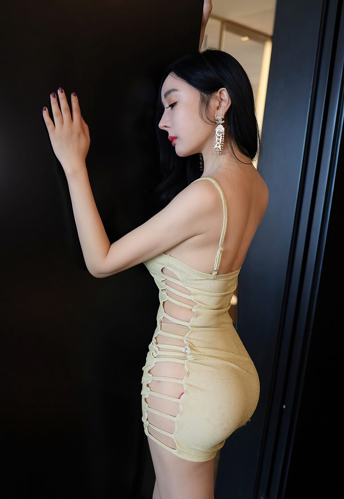 允兒性感吊帶緊身裙誘惑完美翹臀沙發上性感姿勢