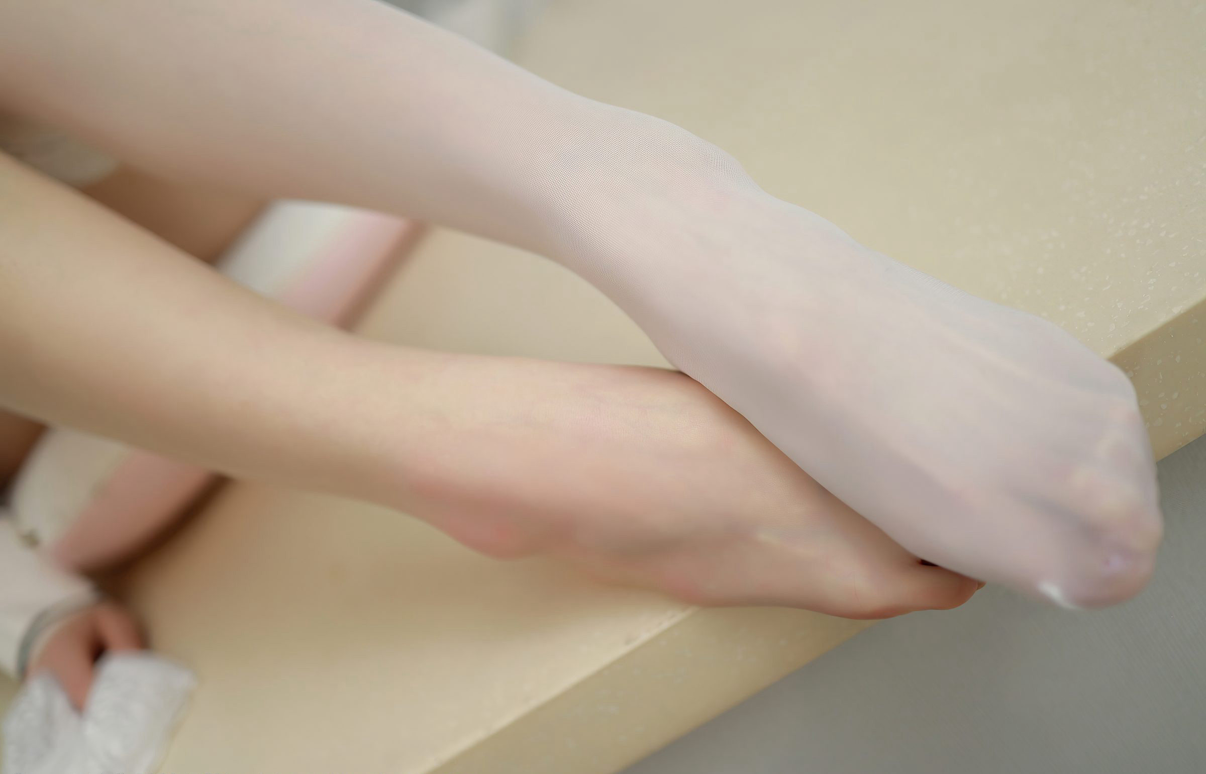 Yoo Youyou Sexy White Silk Stockings Beautiful Legs Temptation High-Definition Jade Feet Beautiful Legs Flirtatious Photo