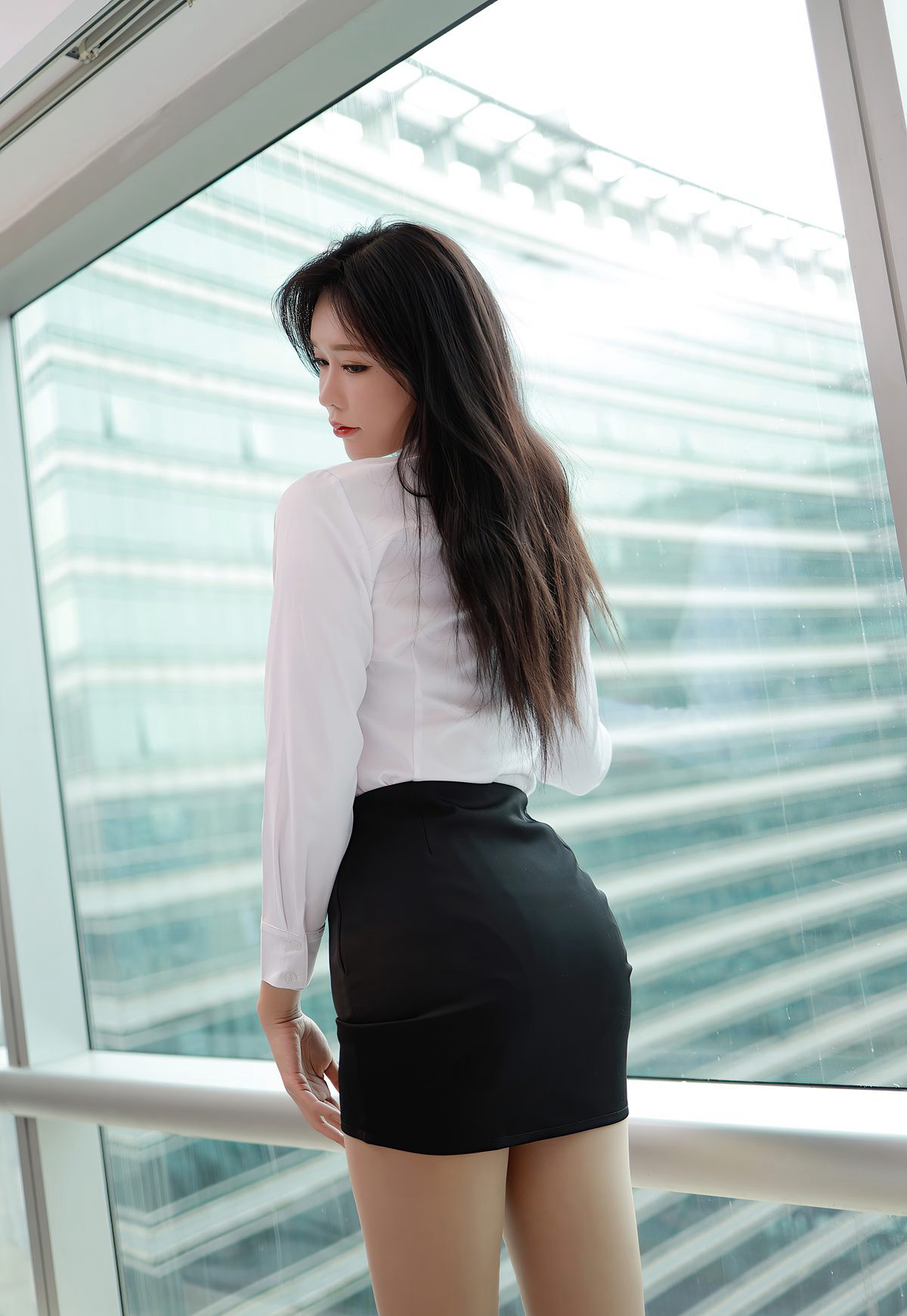 Nabi gợi cảm với tất thịt, chân dài, giày cao gót, phong cách thư ký, dâm đãng ưỡn mông tư thế.