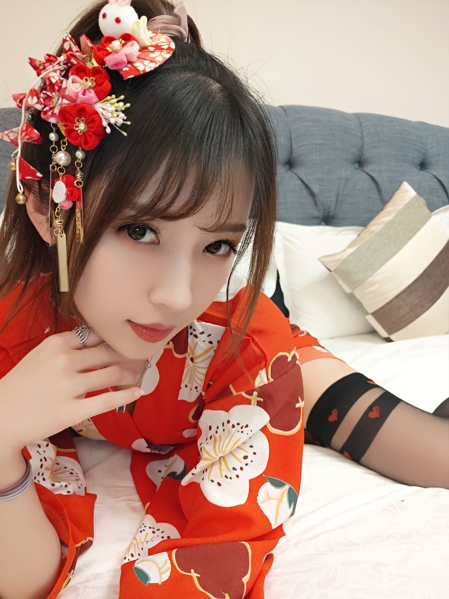Cosplay] Douyu Streamer Little Witch Luna - Kimono with Peach Heart Black Long Stockings