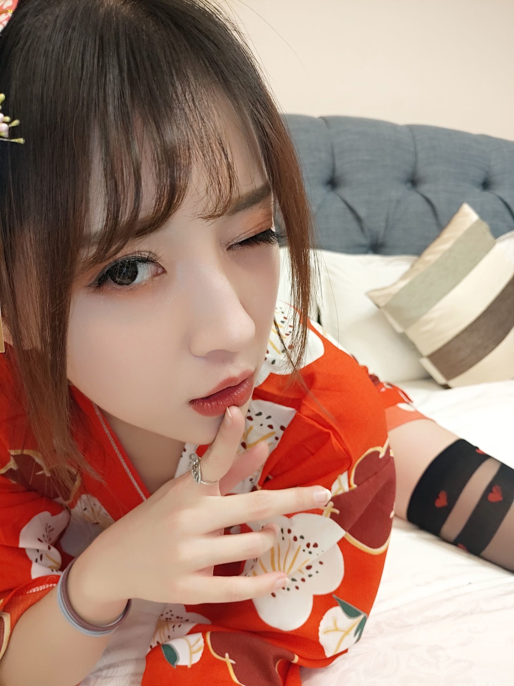 Cosplay] Douyu Streamer Little Witch Luna - Kimono with Peach Heart Black Long Stockings