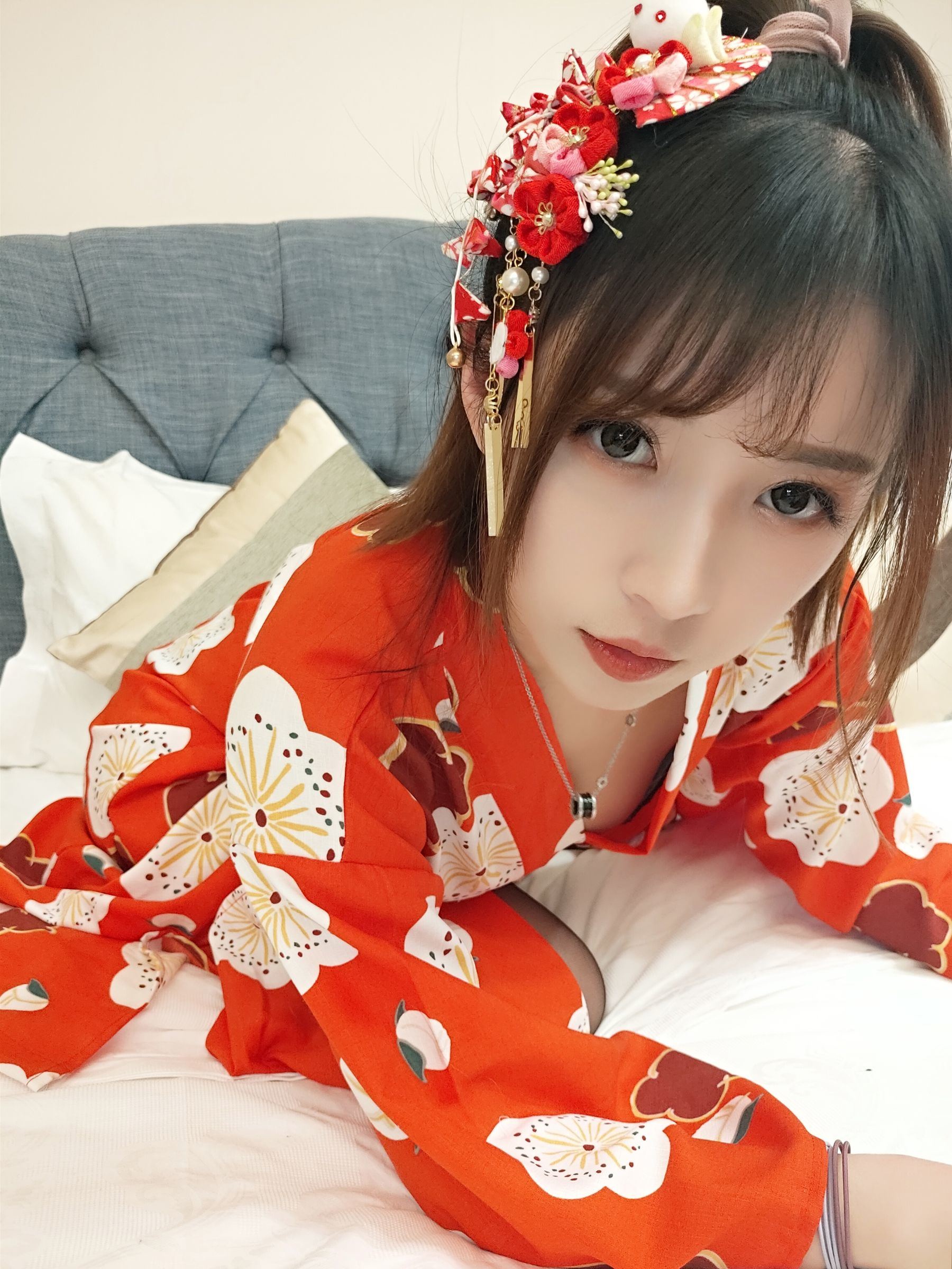 Cosplay] Douyu Streamer Little Witch Luna - Kimono with Peach Heart Black Long Stockings