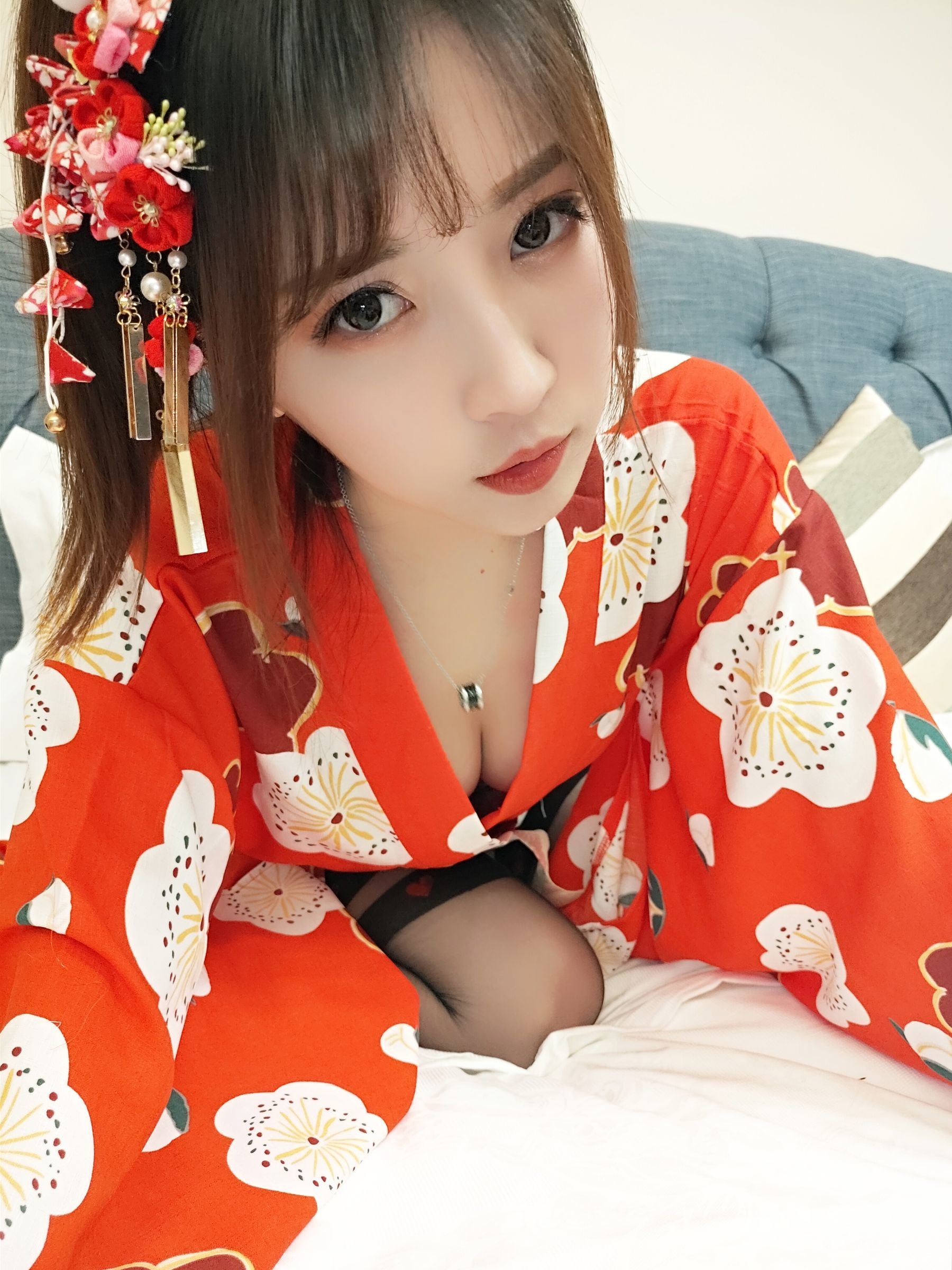 Cosplay] Douyu Streamer Little Witch Luna - Kimono with Peach Heart Black Long Stockings