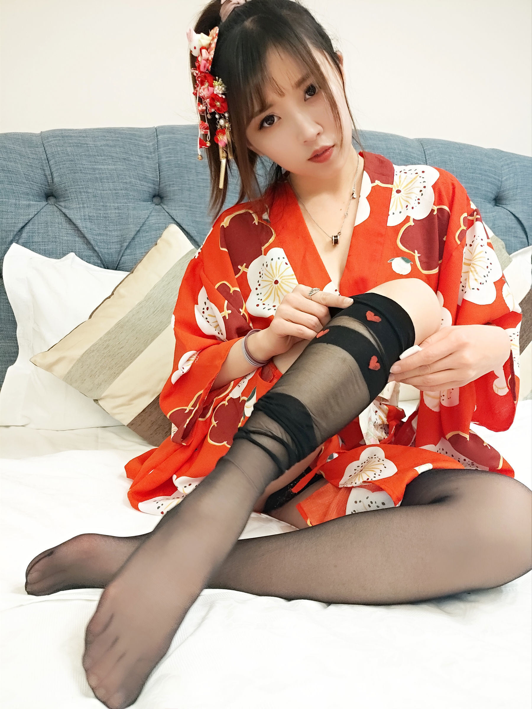 Cosplay] Douyu Streamer Little Witch Luna - Kimono with Peach Heart Black Long Stockings