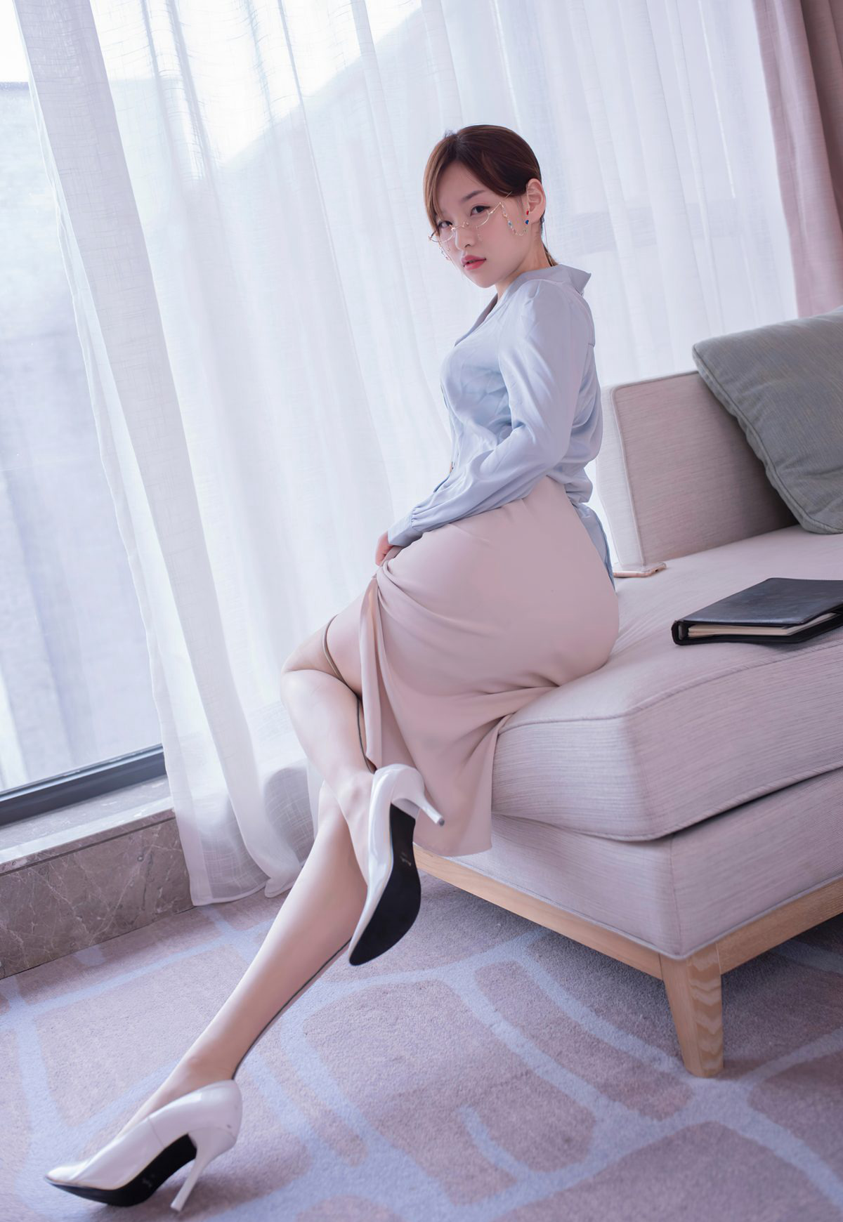 Phạm Tiểu Xuân Fancy cực kỳ đầy đặn, thịt tơ đẹp chân, váy ngắn, mỹ thiếu phụ trên ghế sofa với tư thế quyến rũ phong tình.