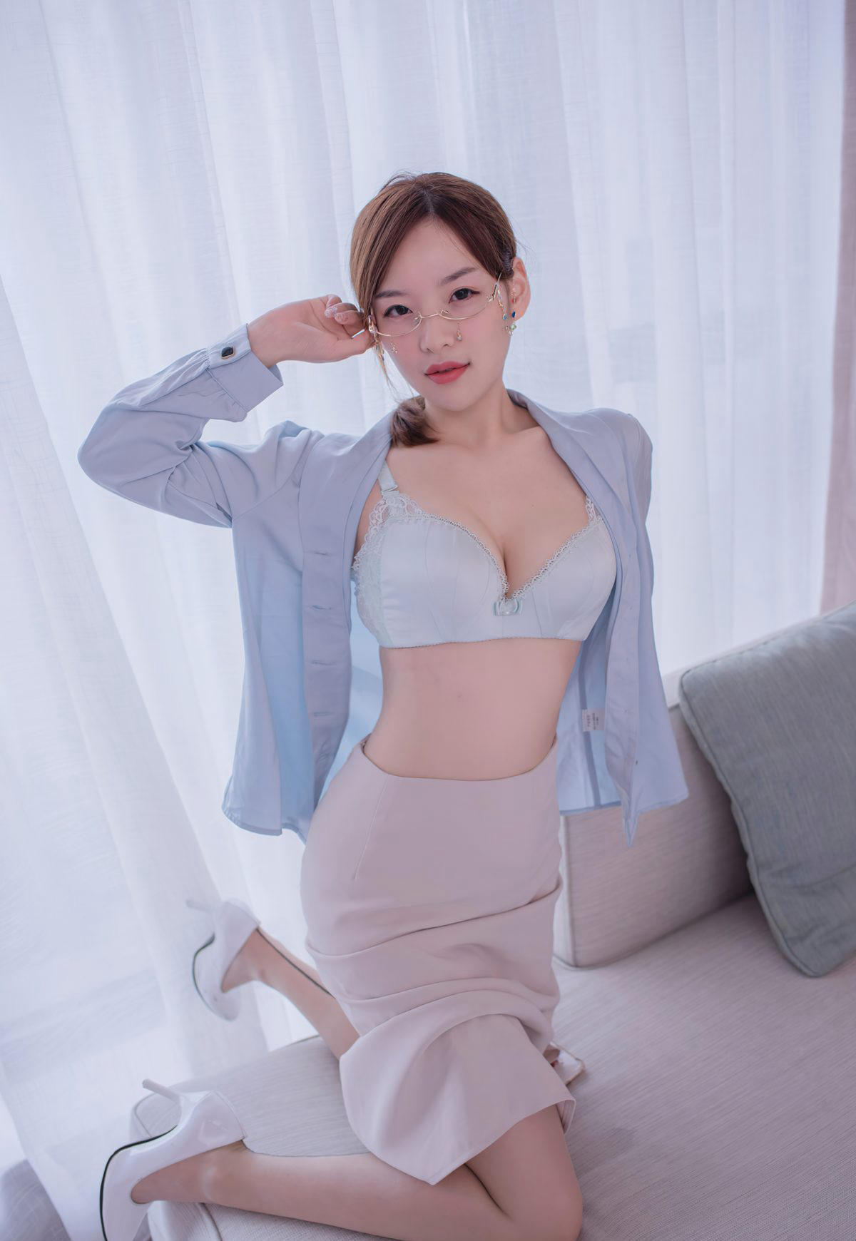 Fan Xiaoxuan fancy: extremely voluptuous stockings, beautiful legs, short skirt, beautiful young woman on the sofa in a seductive flirtatious pose