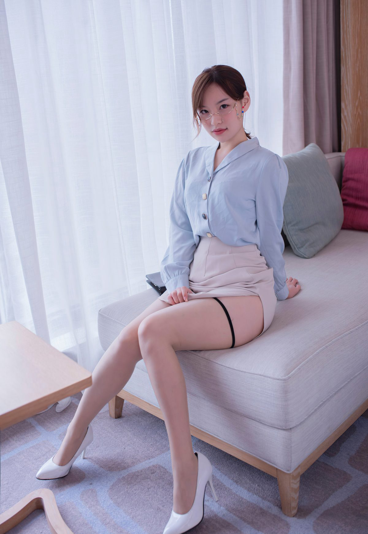 Fan Xiaoxuan fancy: extremely voluptuous stockings, beautiful legs, short skirt, beautiful young woman on the sofa in a seductive flirtatious pose