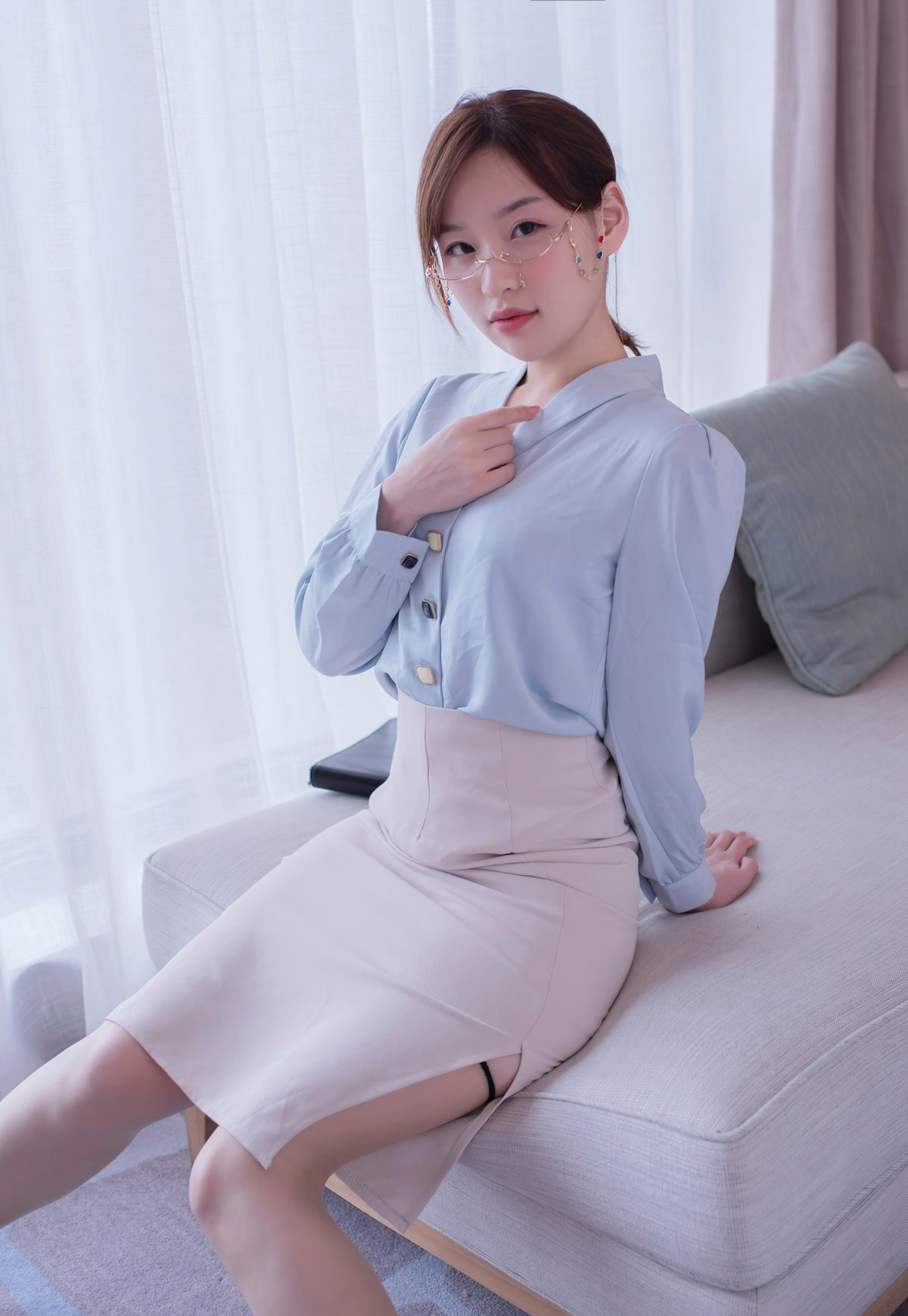 Fan Xiaoxuan fancy: extremely voluptuous stockings, beautiful legs, short skirt, beautiful young woman on the sofa in a seductive flirtatious pose