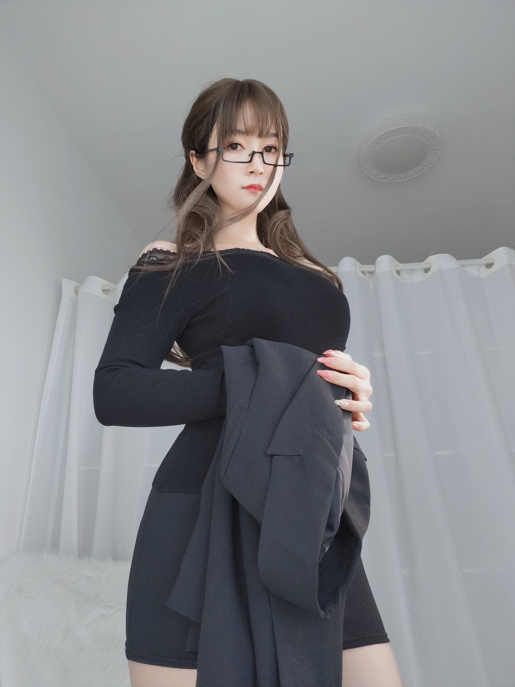Cosplay] Coser tiểu thư Bạch Ngân - Áo vest đen