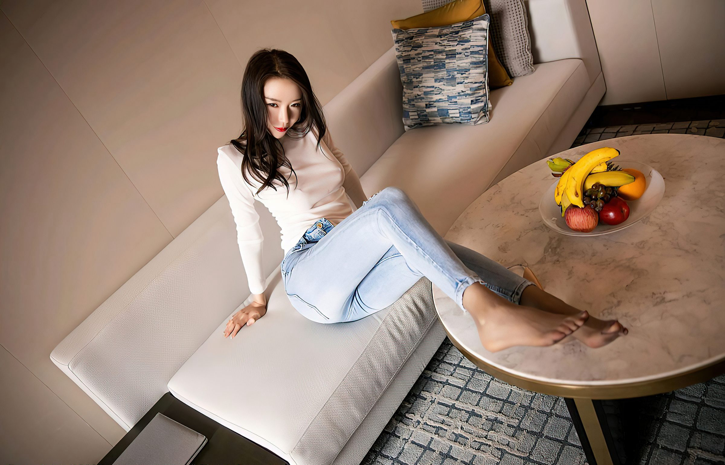 Meng Xin Yue 2021 Latest Sexy Tight-Fitting Jeans with Extreme Quality Perky Buttocks, Gray Stockings, and Jade Feet High Heels