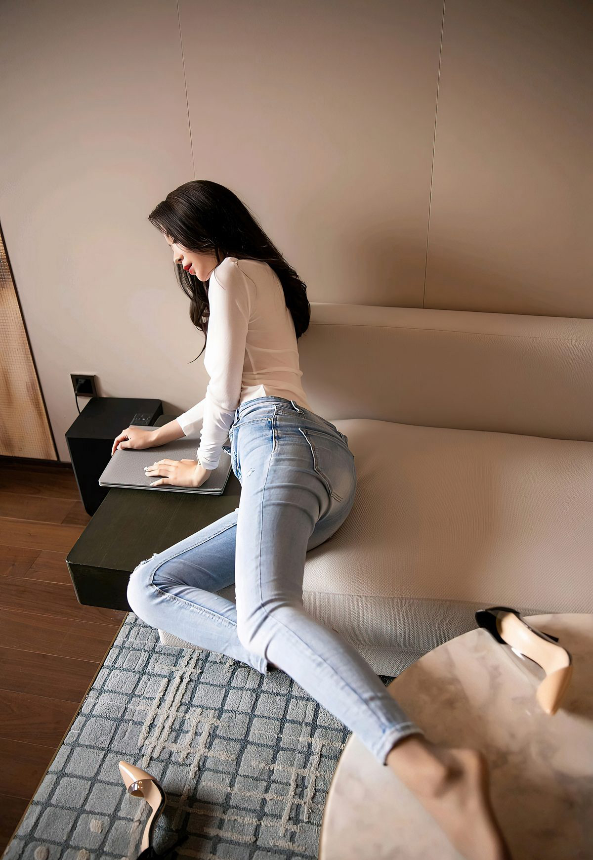 Meng Xin Yue 2021 Latest Sexy Tight-Fitting Jeans with Extreme Quality Perky Buttocks, Gray Stockings, and Jade Feet High Heels