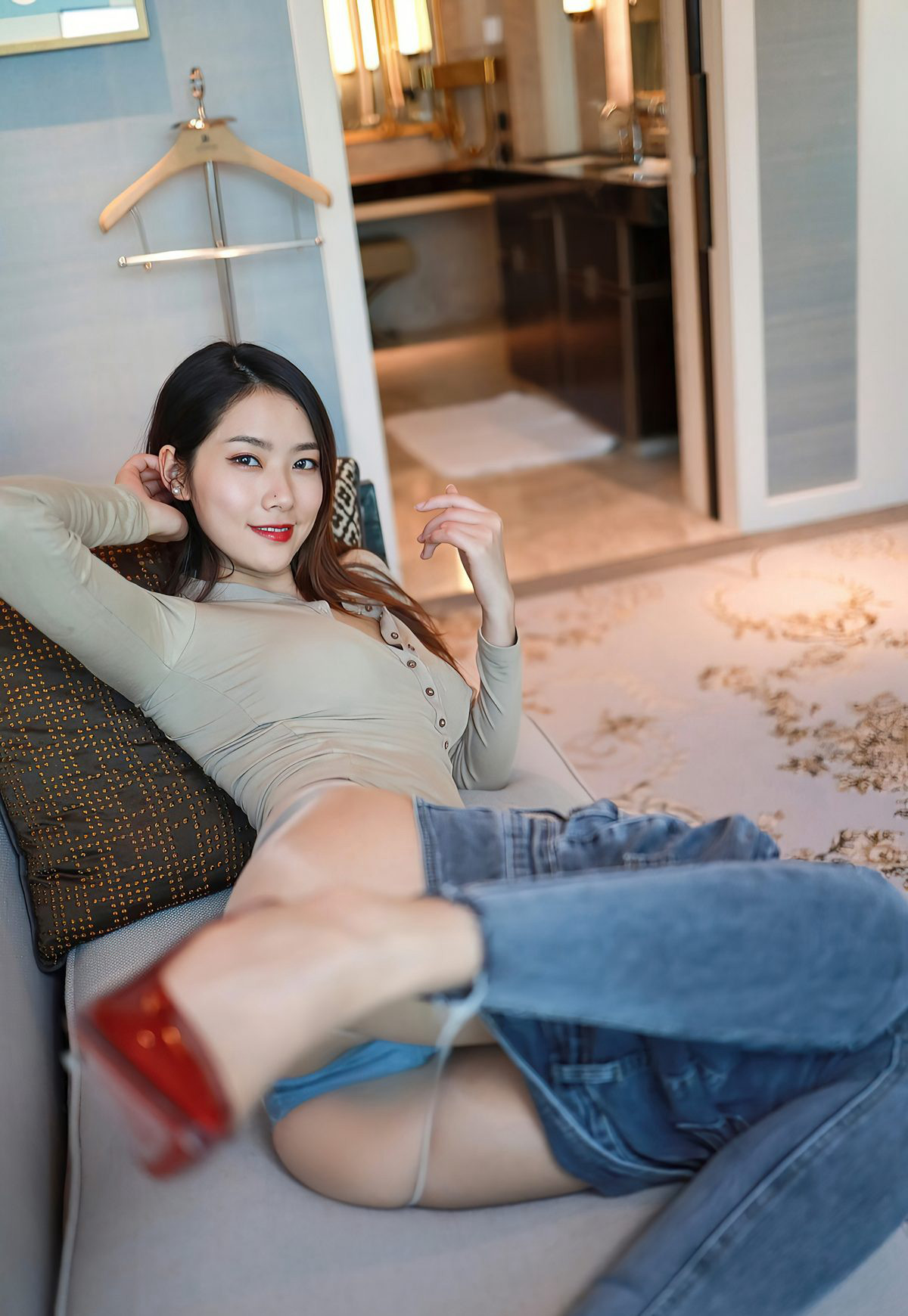 Phương Tử Huyên gợi cảm quần jeans ôm sát 2021 cám dỗ đôi chân đẹp cao gót bộ sưu tập ảnh mới nhất