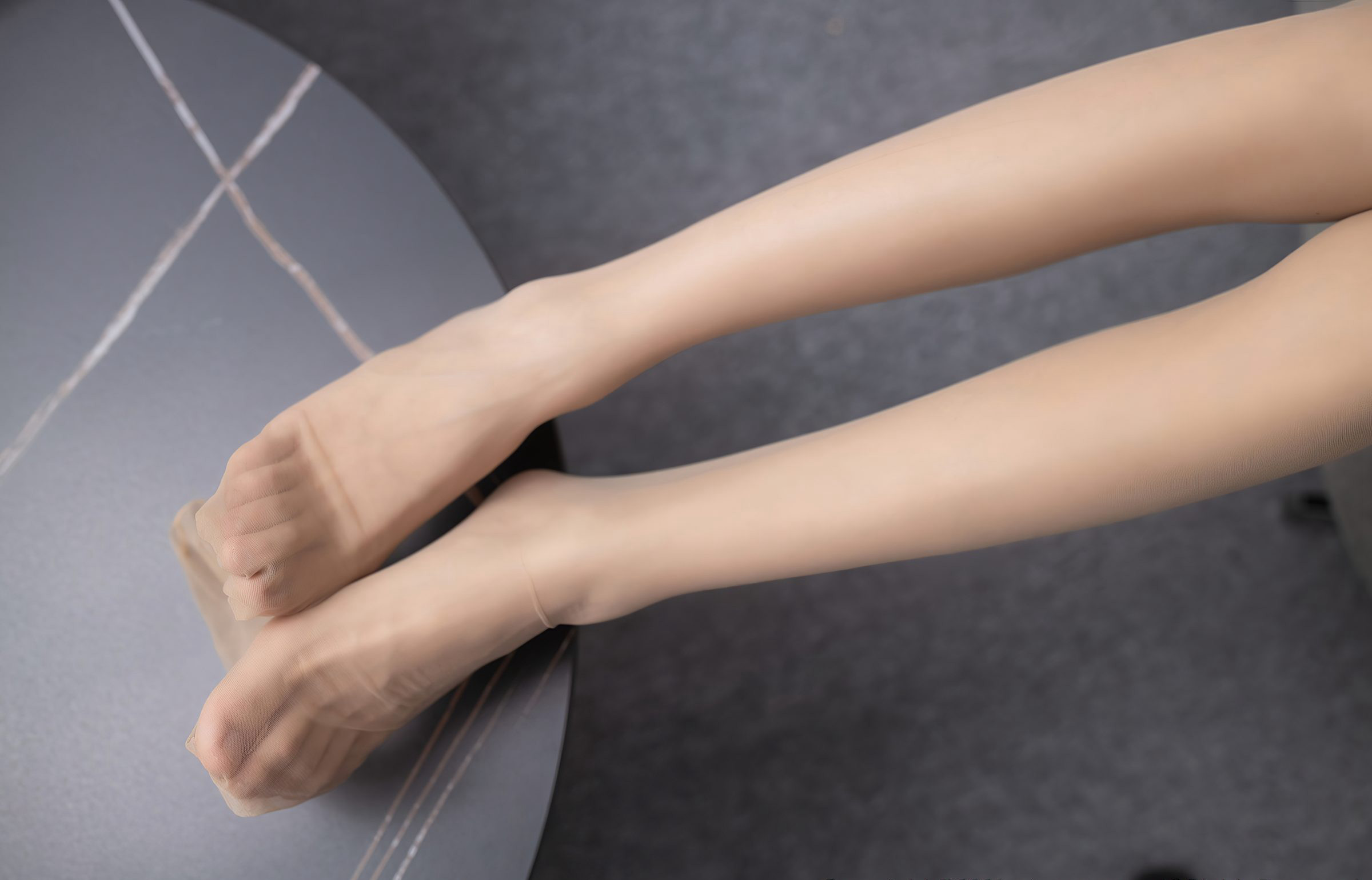 Tại sao nữ thư ký xinh đẹp gợi cảm với đôi chân đẹp và giày cao gót Lục Huyên Huyên lại cởi tất ở văn phòng?