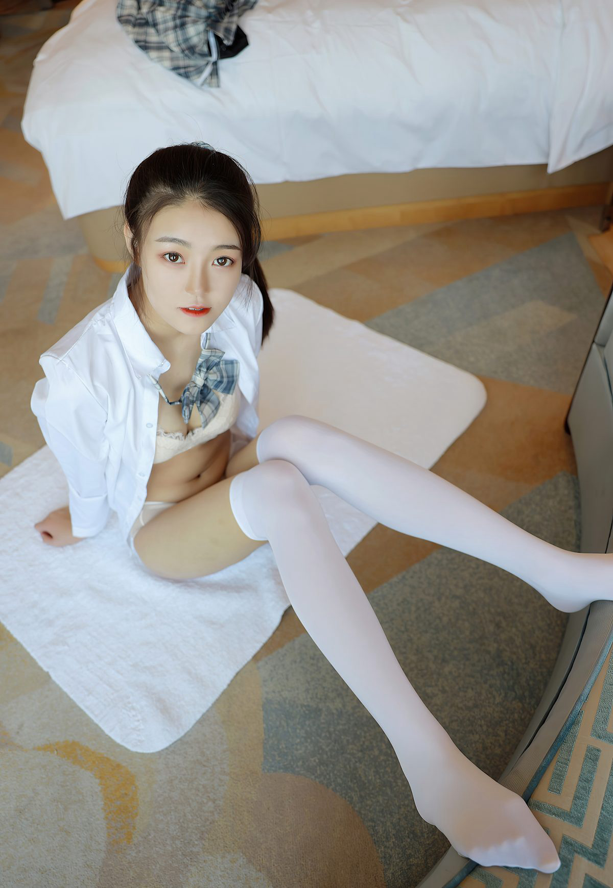 蘿拉蘇雨彤2021性感學生裝誘惑白絲超污美臀誘惑寫真