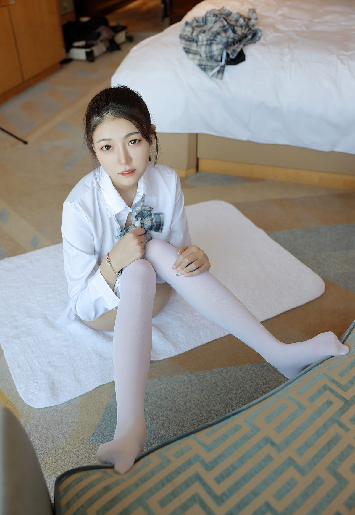 蘿拉蘇雨彤2021性感學生裝誘惑白絲超污美臀誘惑寫真