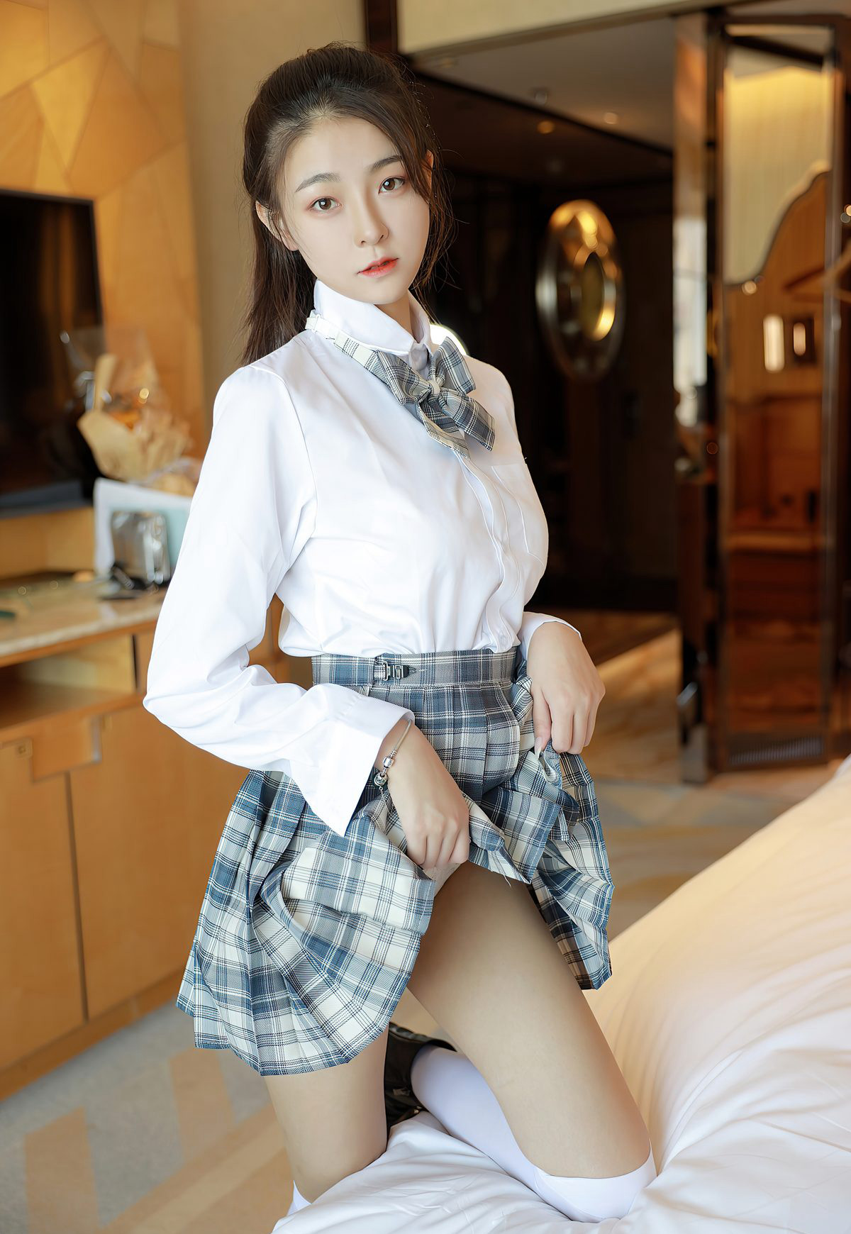 Laura Su Yutong 2021 Sexy Student Uniform Temptation White Silk Super Dirty Beautiful Buttocks Temptation Photos