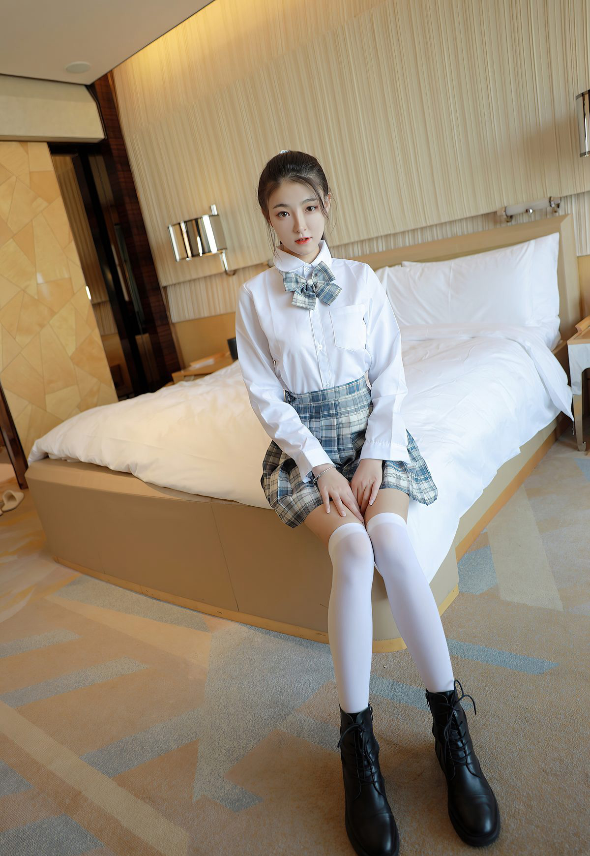 Laura Su Yutong 2021 Sexy Student Uniform Temptation White Silk Super Dirty Beautiful Buttocks Temptation Photos