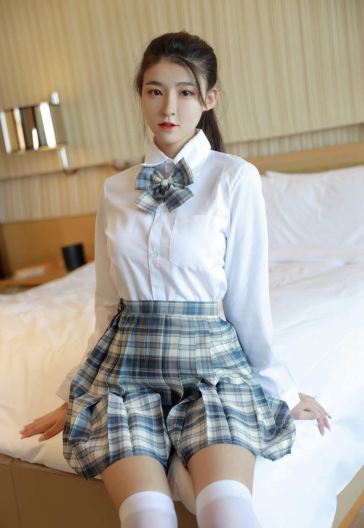 Laura Su Yutong 2021 Sexy Student Uniform Temptation White Silk Super Dirty Beautiful Buttocks Temptation Photos