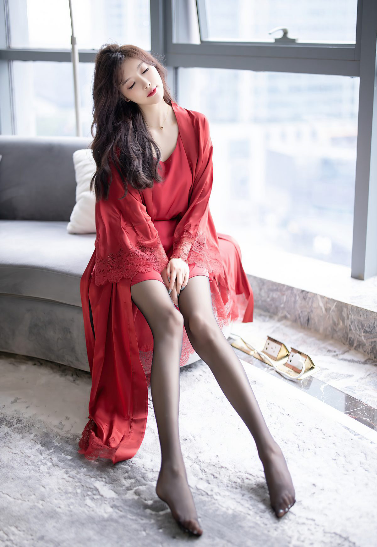 Yang Chenchen sugar flirtatious black silk boudoir temptation beautiful legs jade feet removing stockings