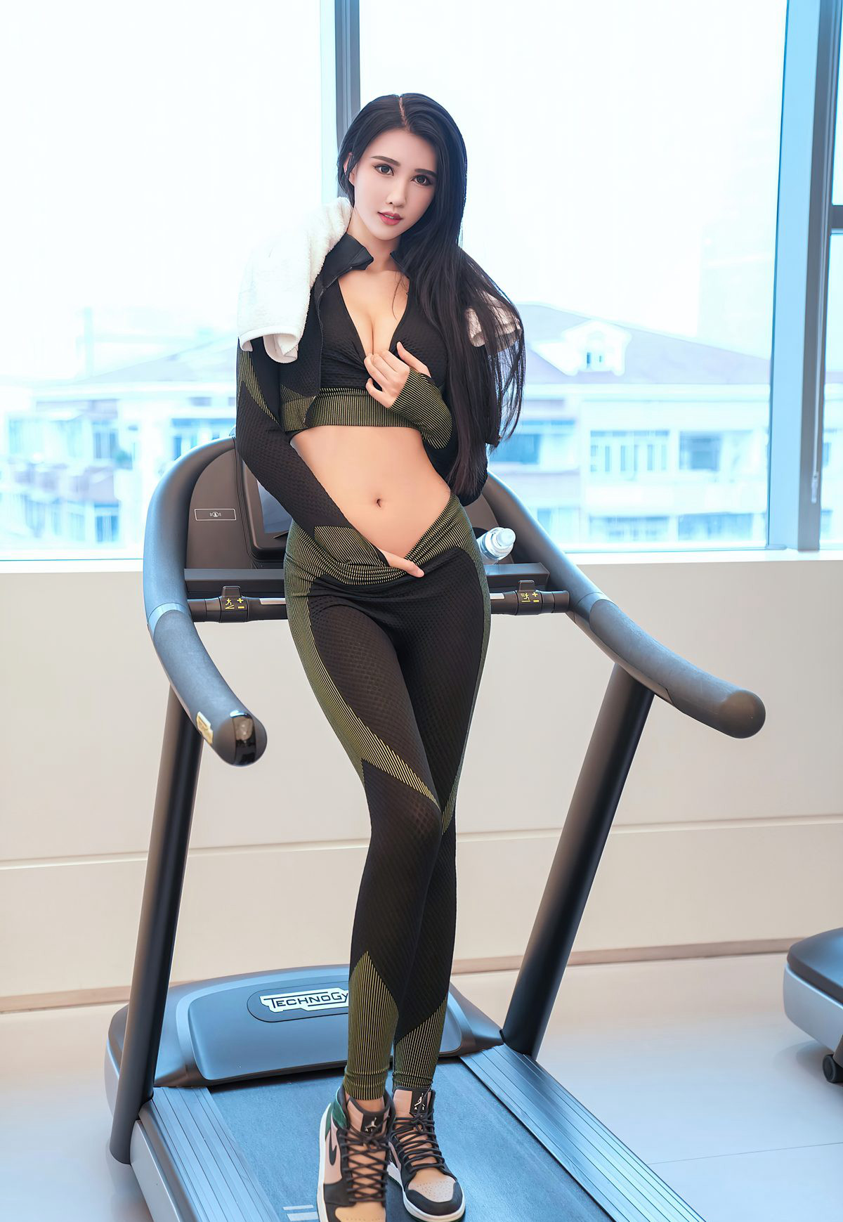 Ge Zheng Goddess Sexy Fitness Beauty in Tight Pants, Puckering Butt in Seductive High Perky Butt Pose