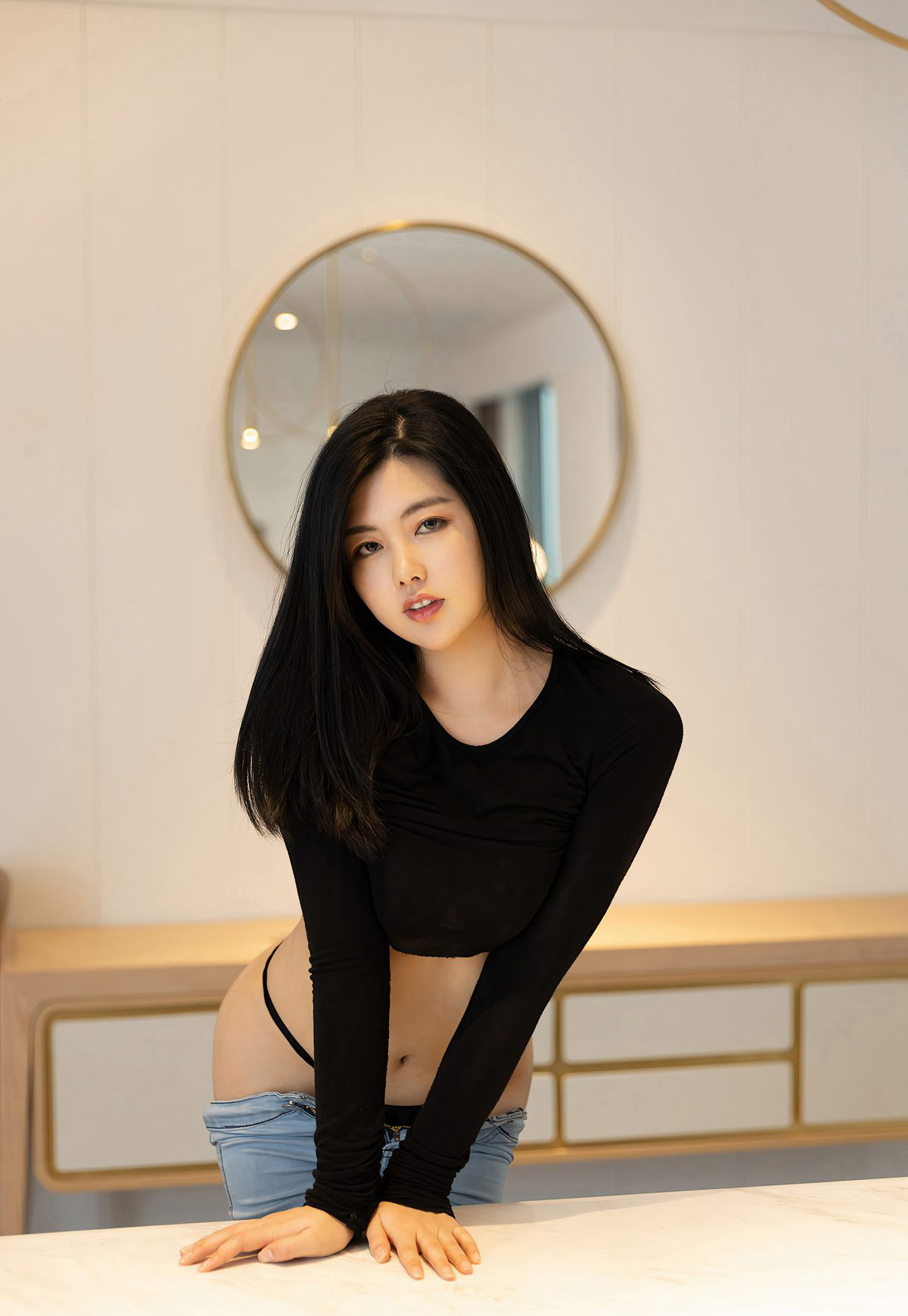 尤蜜荟性感緊身牛仔褲娜露賽琳娜誘惑丁字褲豐滿美臀