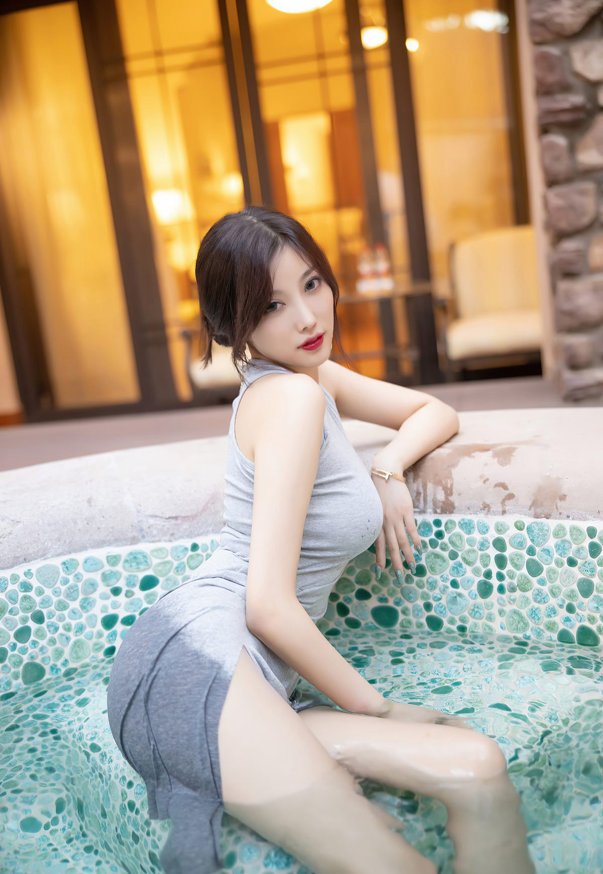 Yang Chenchen's plump big breasts bathtub gray stockings beautiful legs wet body temptation bare chest photoshoot