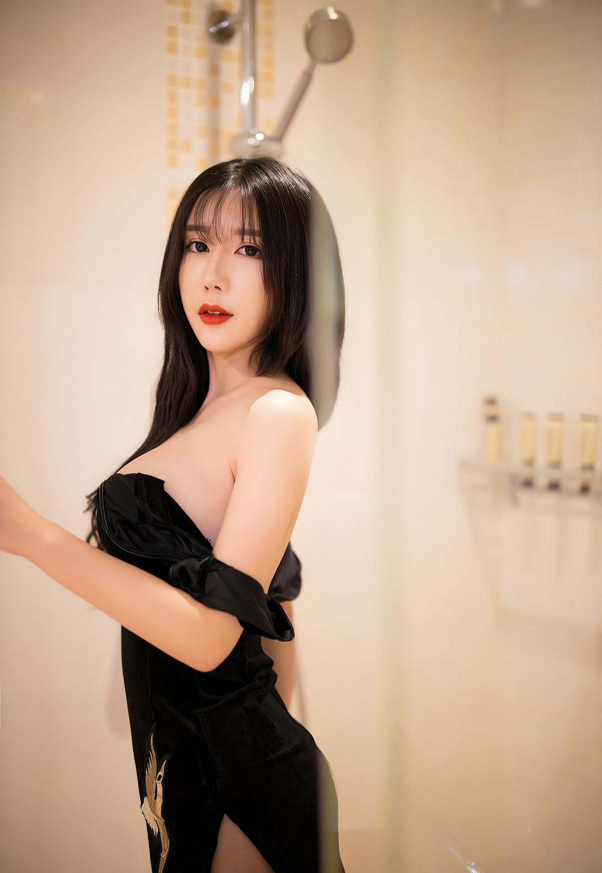 Chen Meng babe black silk stockings top-quality silk stockings no underwear high heels beautiful legs flirtatious poses