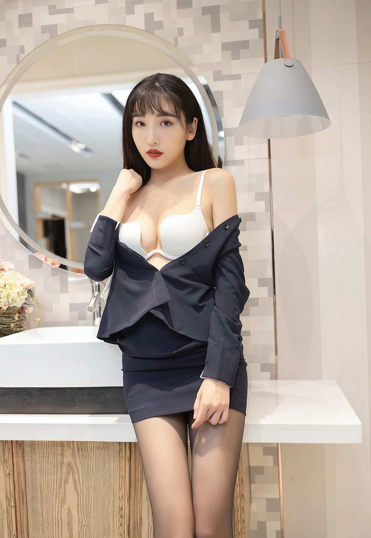 セクシーな秘書 ルクセンセン 黒ストッキング 高跟靴 極品ストッキング 美人 高く持ち上がったお尻のポーズ