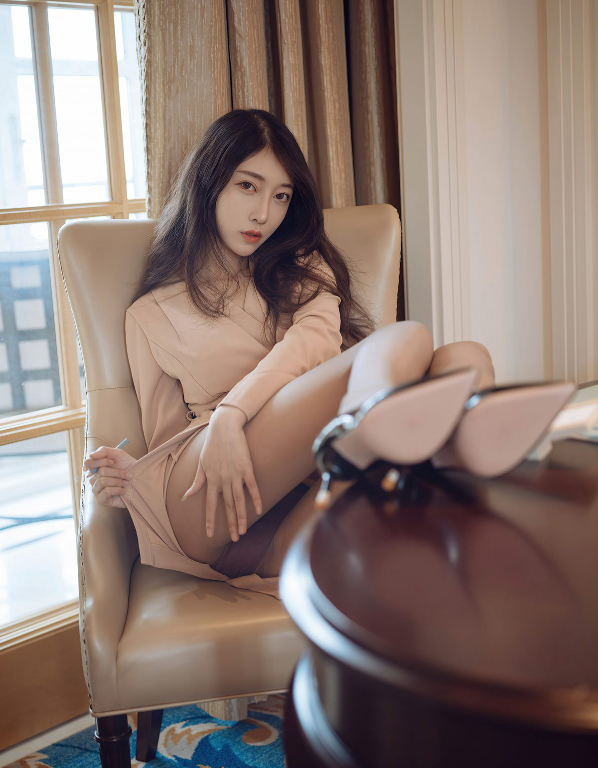 ユエールユエ 2021 超気質の少婦、灰色ストッキングと高跟靴でセクシーな高画質裸胸美女