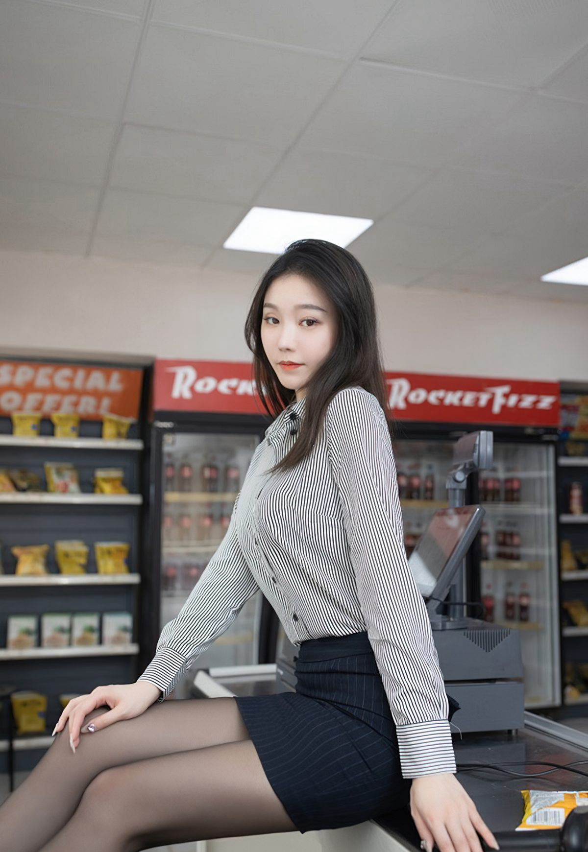 安然瑪莉雅超市購物偶遇妹子脫黑絲美腿丁字褲完美翹臀