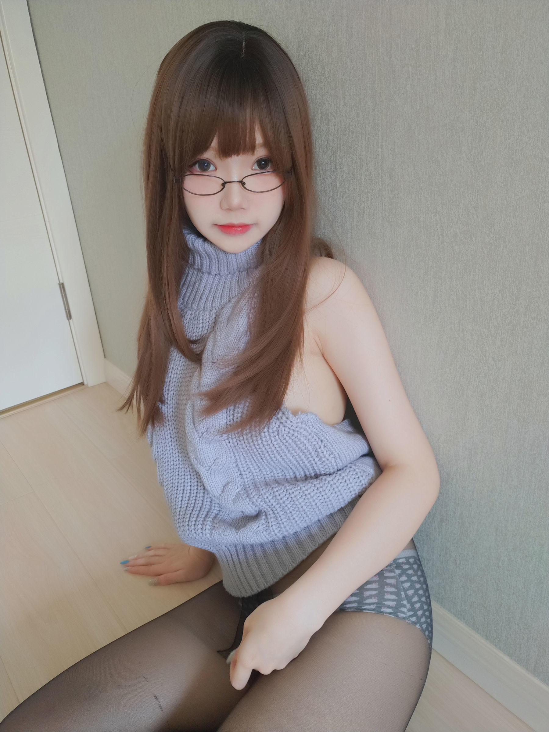COS Welfare] Anime Blogger Xueqing Astra - Black Silk Backless Sweater