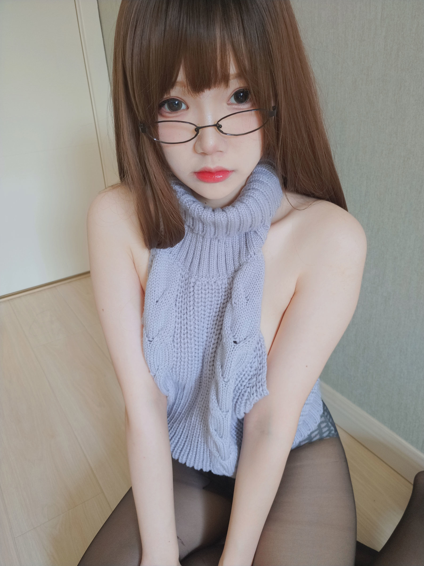 COS Welfare] Anime Blogger Xueqing Astra - Black Silk Backless Sweater