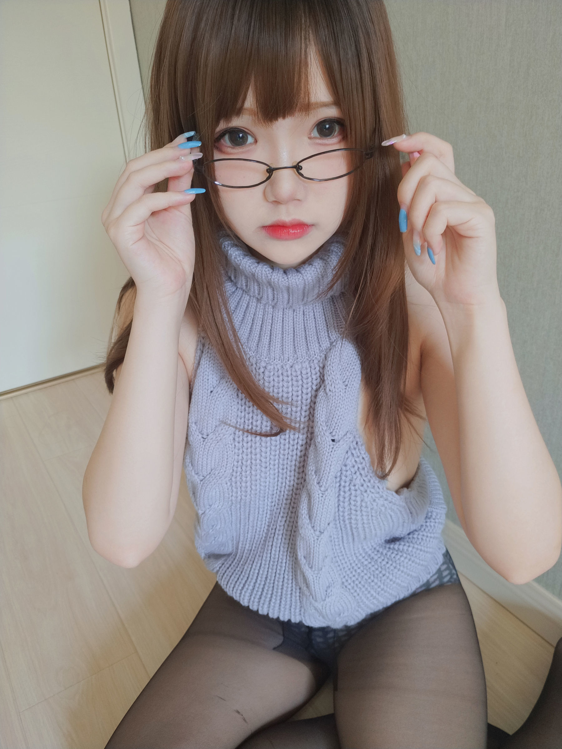 COS Welfare] Anime Blogger Xueqing Astra - Black Silk Backless Sweater