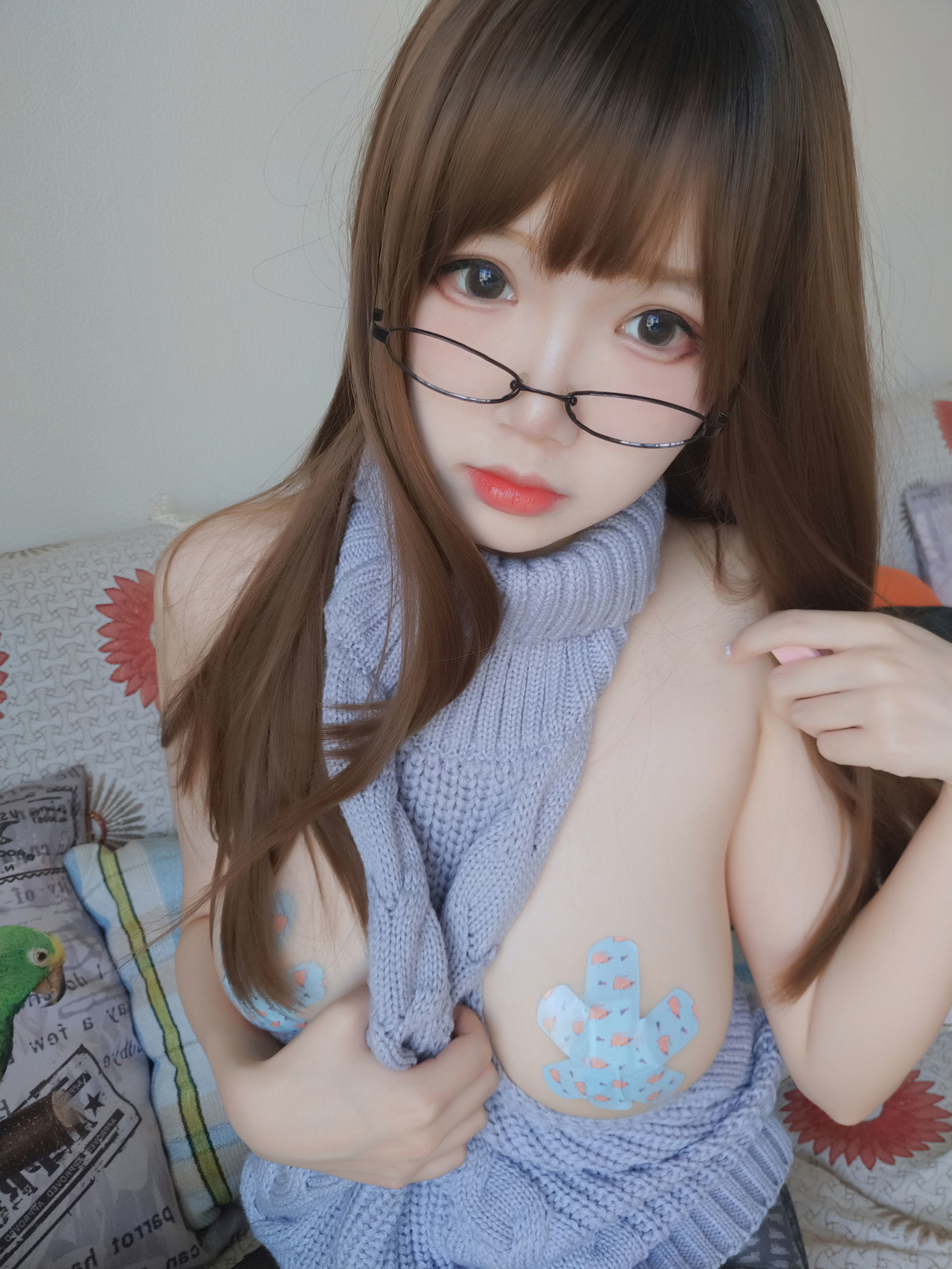 COS Phúc lợi] Blogger Anime Tuyết Thanh Astra - Áo len lưng trần vớ đen