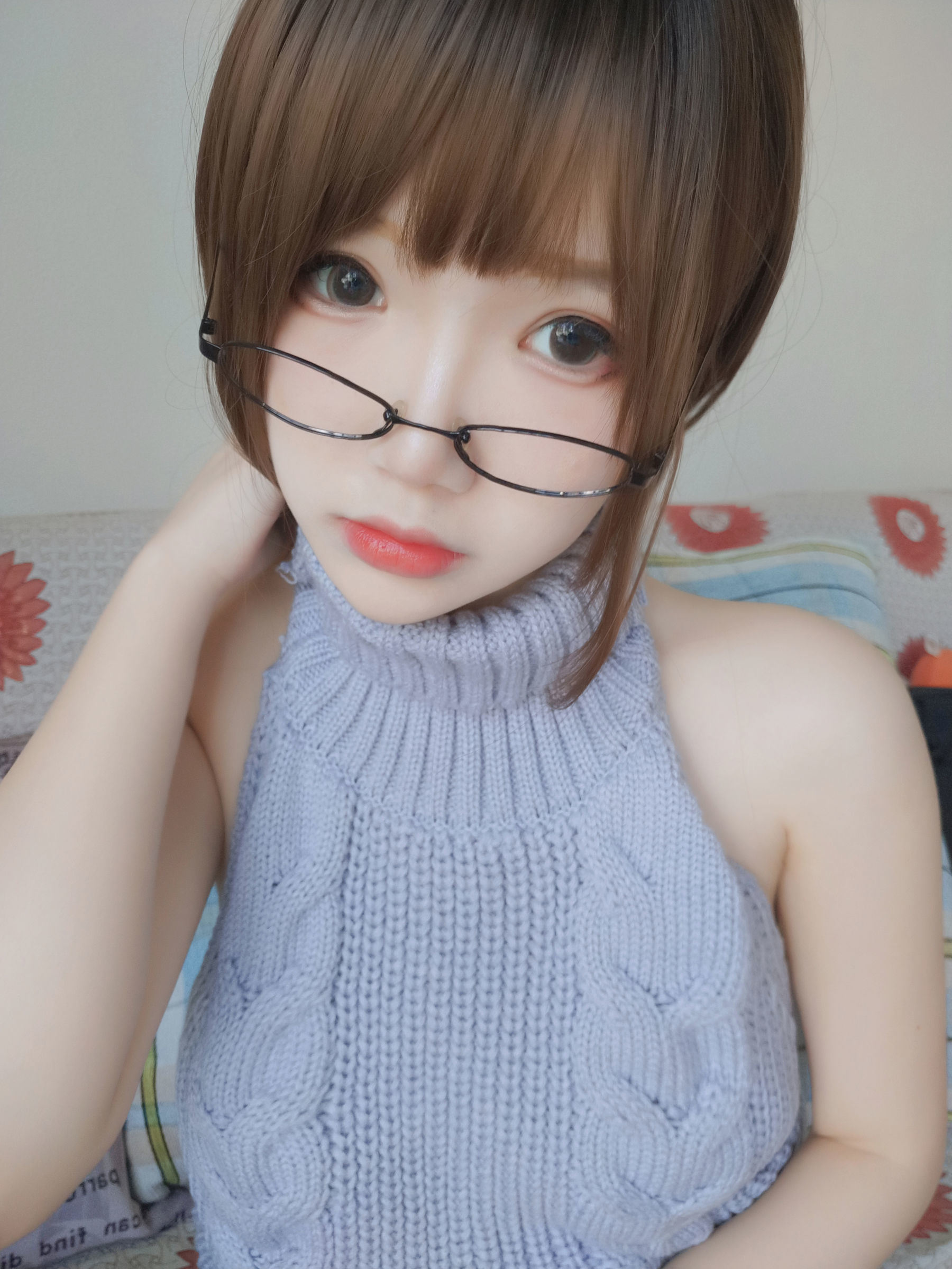 COS Welfare] Anime Blogger Xueqing Astra - Black Silk Backless Sweater