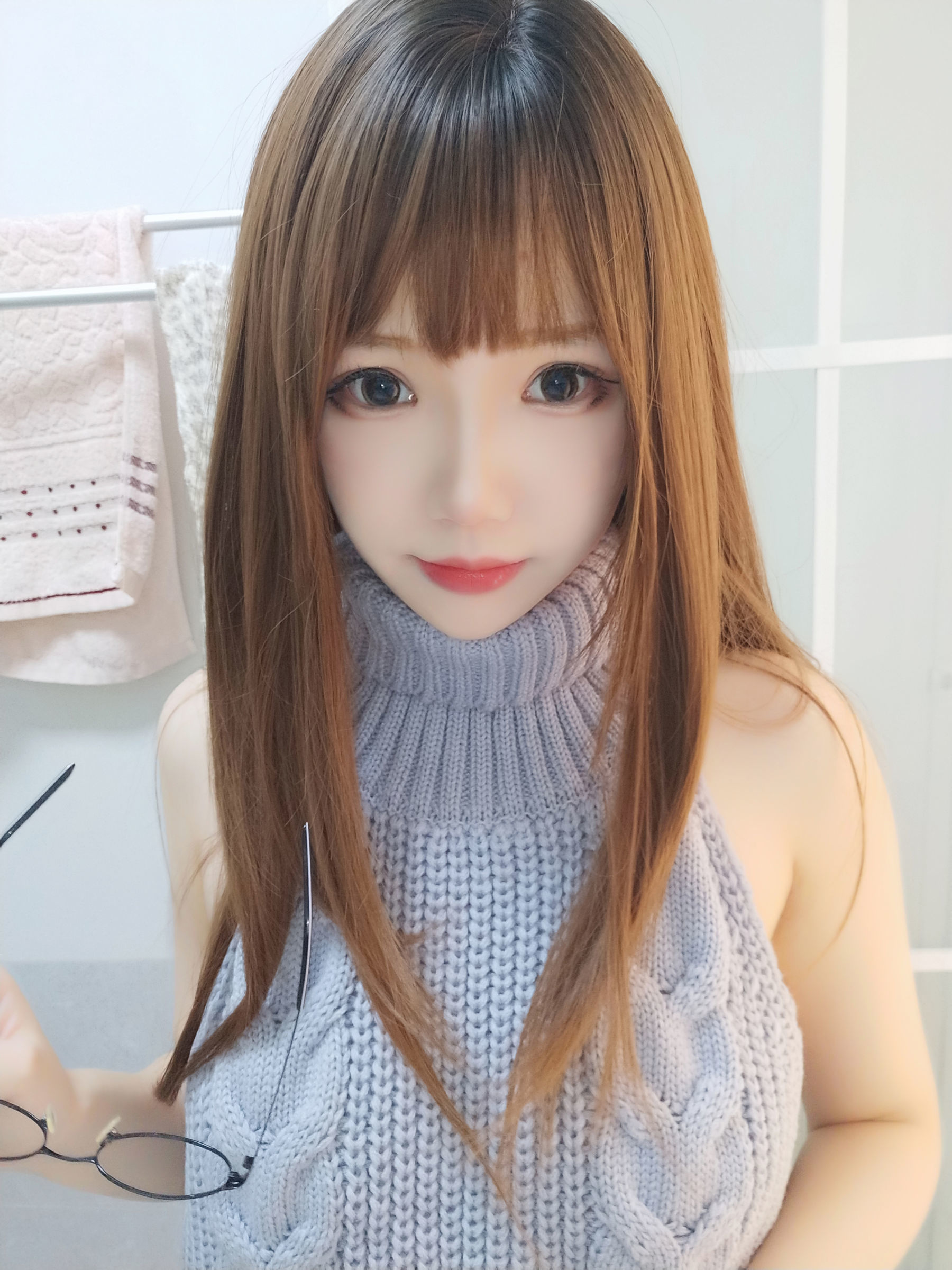 COS Welfare] Anime Blogger Xueqing Astra - Black Silk Backless Sweater