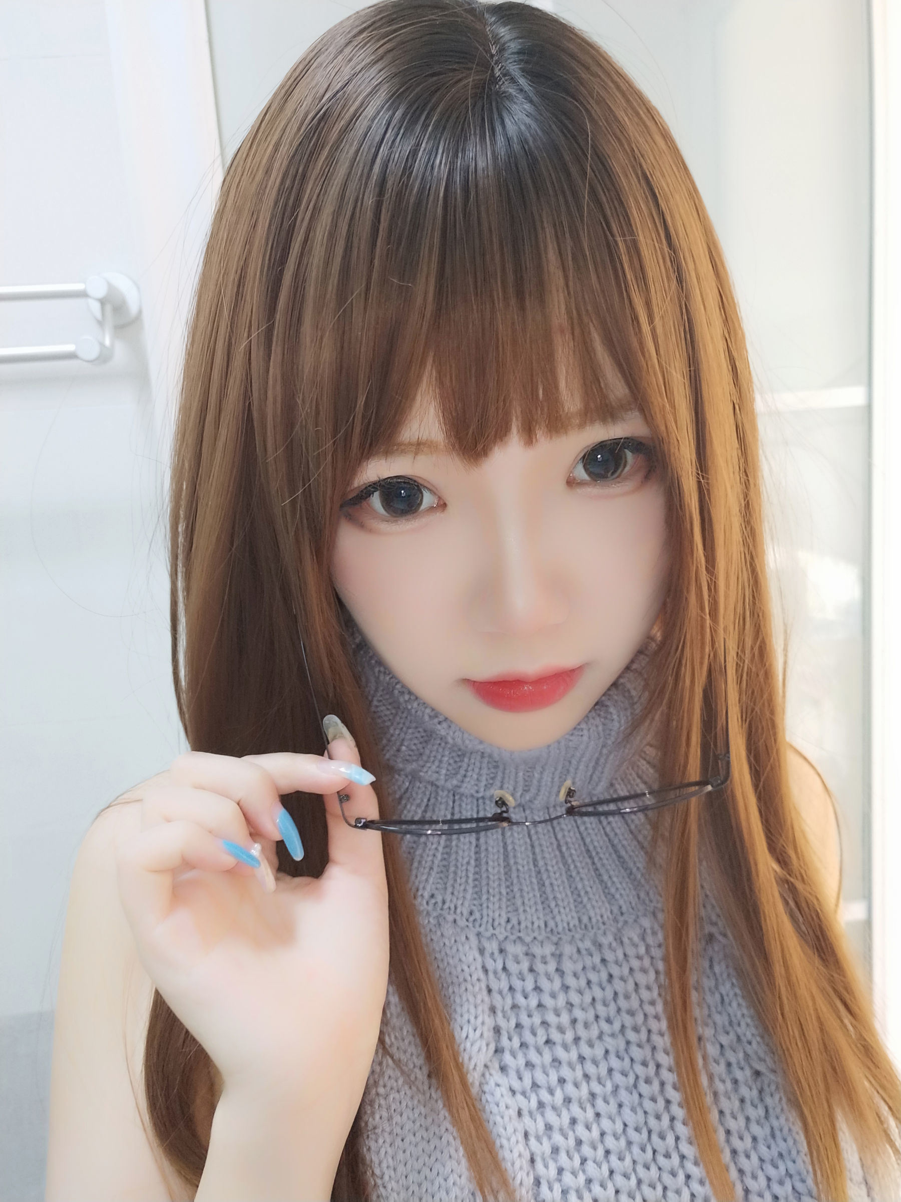 COS Welfare] Anime Blogger Xueqing Astra - Black Silk Backless Sweater