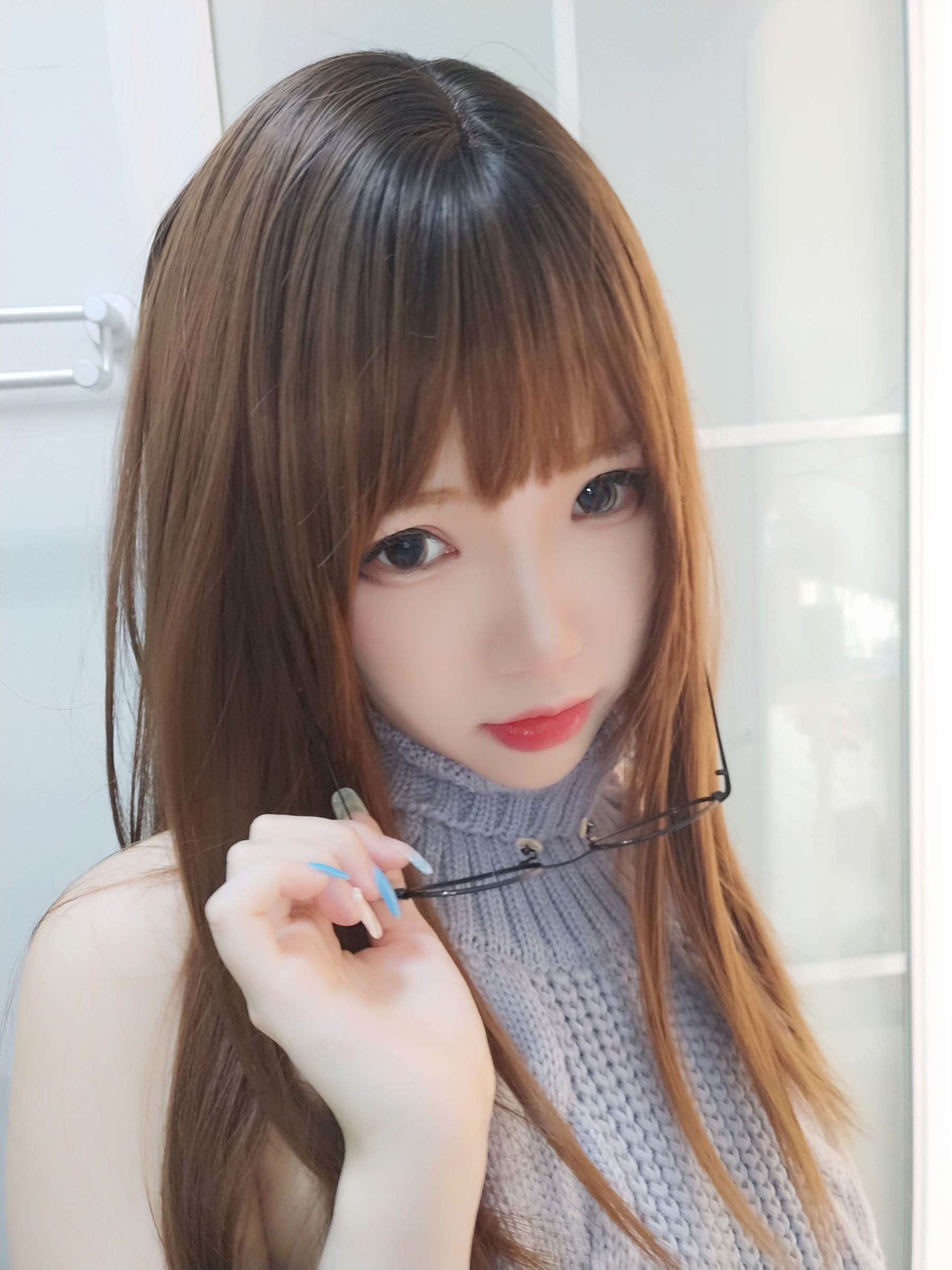 COS Phúc lợi] Blogger Anime Tuyết Thanh Astra - Áo len lưng trần vớ đen