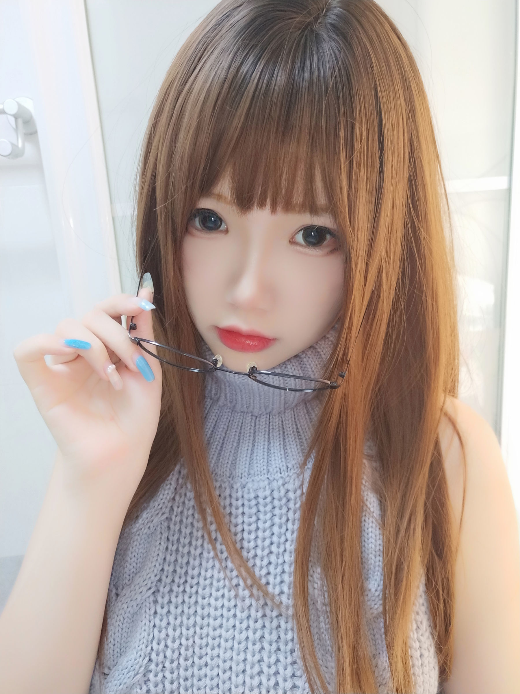 COS Phúc lợi] Blogger Anime Tuyết Thanh Astra - Áo len lưng trần vớ đen