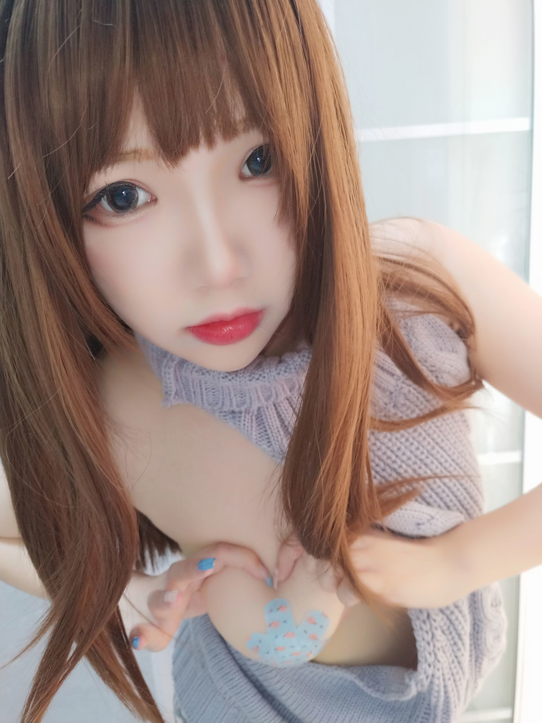 COS Phúc lợi] Blogger Anime Tuyết Thanh Astra - Áo len lưng trần vớ đen